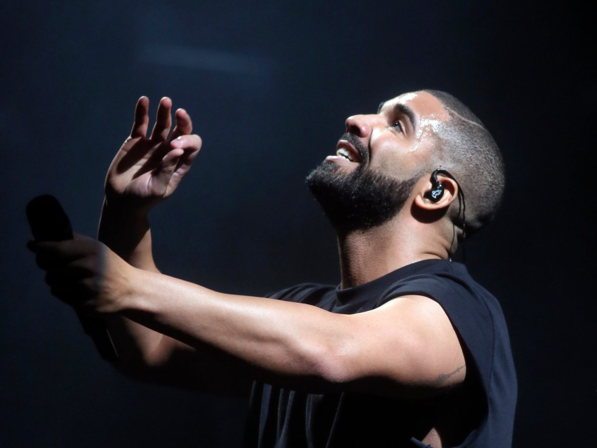 drakes-other-business-ventures-helped-him-rake-in-395-million-in-2015-making-him-the-third-highest-earning-hip-hop-act