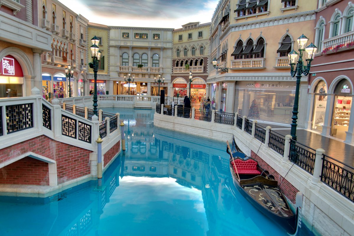 in-the-center-of-the-mall-theres-a-manmade-river-modeled-after-the-famous-one-in-venice