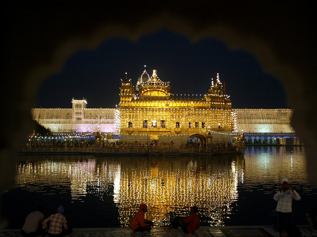 it-is-the-center-of-the-sikh-faith-and-its-lustrous-at-night