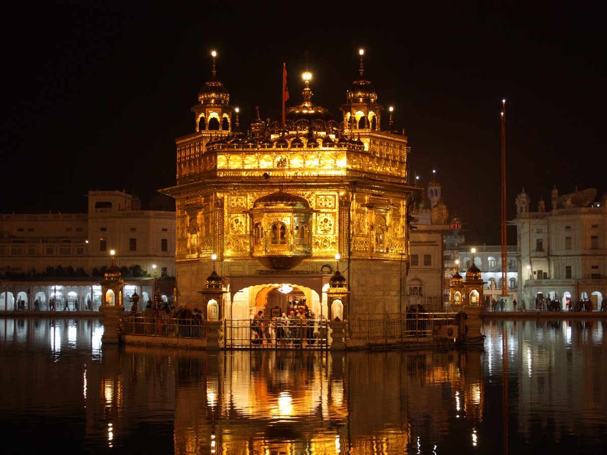 the-golden-temple-in-amritsar-india-is-a-stunning-structure.png