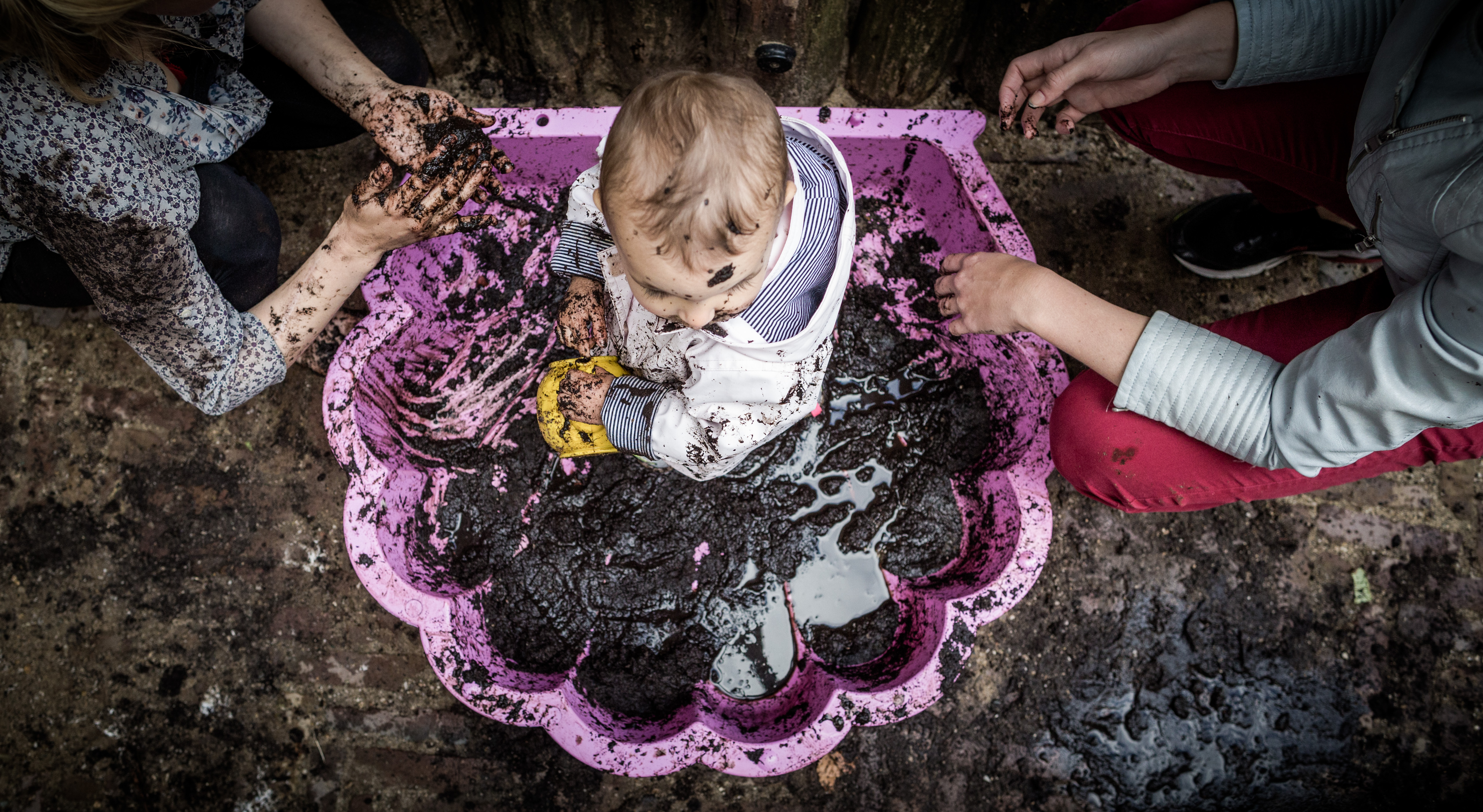 2016-06-29 10:38:39 AMSTERDAM - Kinderen van kinderopvang Kleine Wereld spelen in de modder op de eerste ModderDag. IVN (Instituut voor Natuureducatie en Duurzaamheid) organiseert vanaf dit jaar een landelijke dag voor kinderen met activiteiten met modder, bedoeld om de verbinding met hun omgeving te vergroten. ANP FREEK VAN DEN BERGH