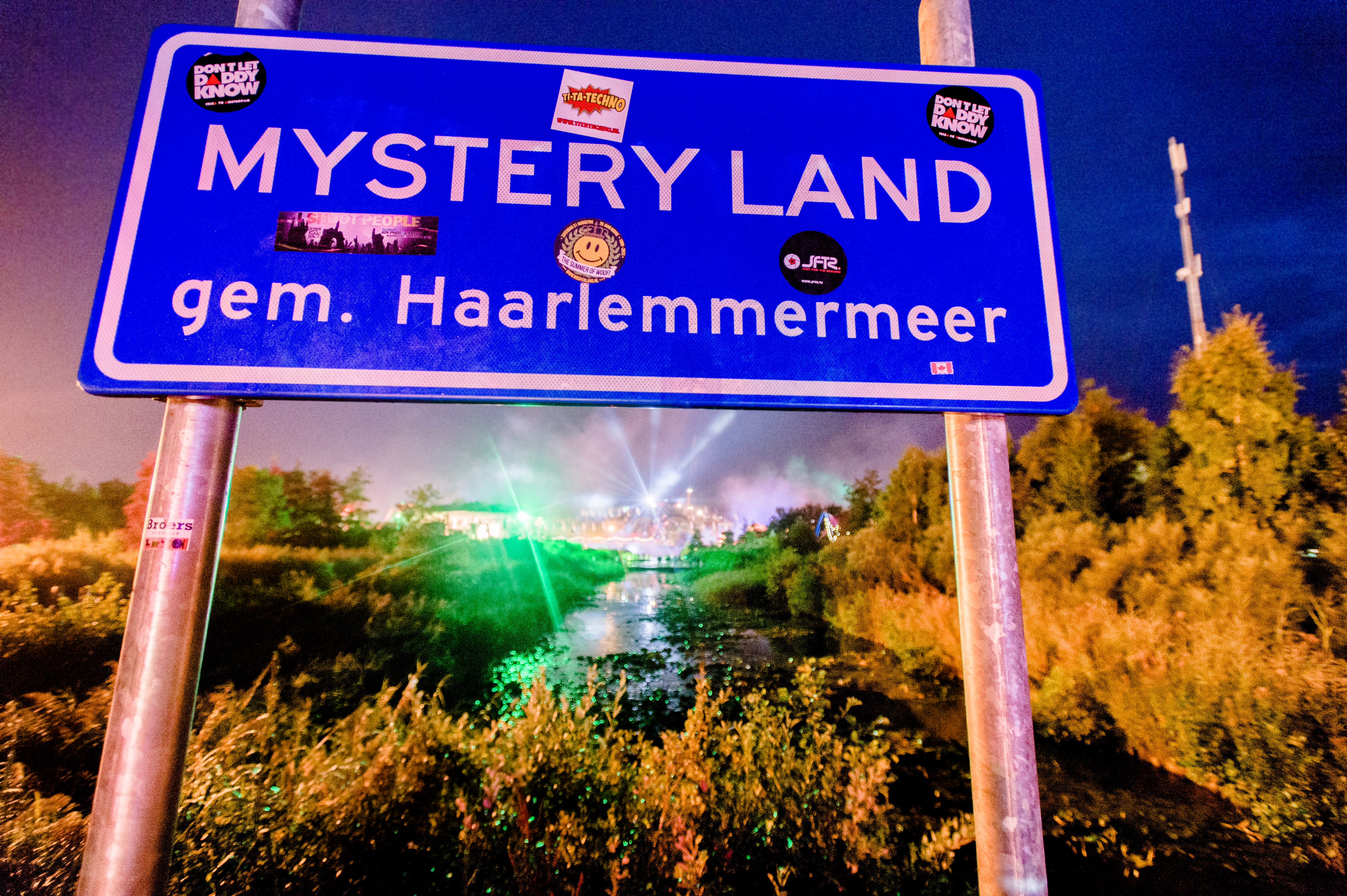2013-08-24 21:18:49 HOOFDDORP - Een plaatsnaambord op het terrein van Mysteryland. Tientallen dj's treden op tijdens de twintigste editie van het oudste dancefestival van Nederland. ANP KIPPA FERDY DAMMAN