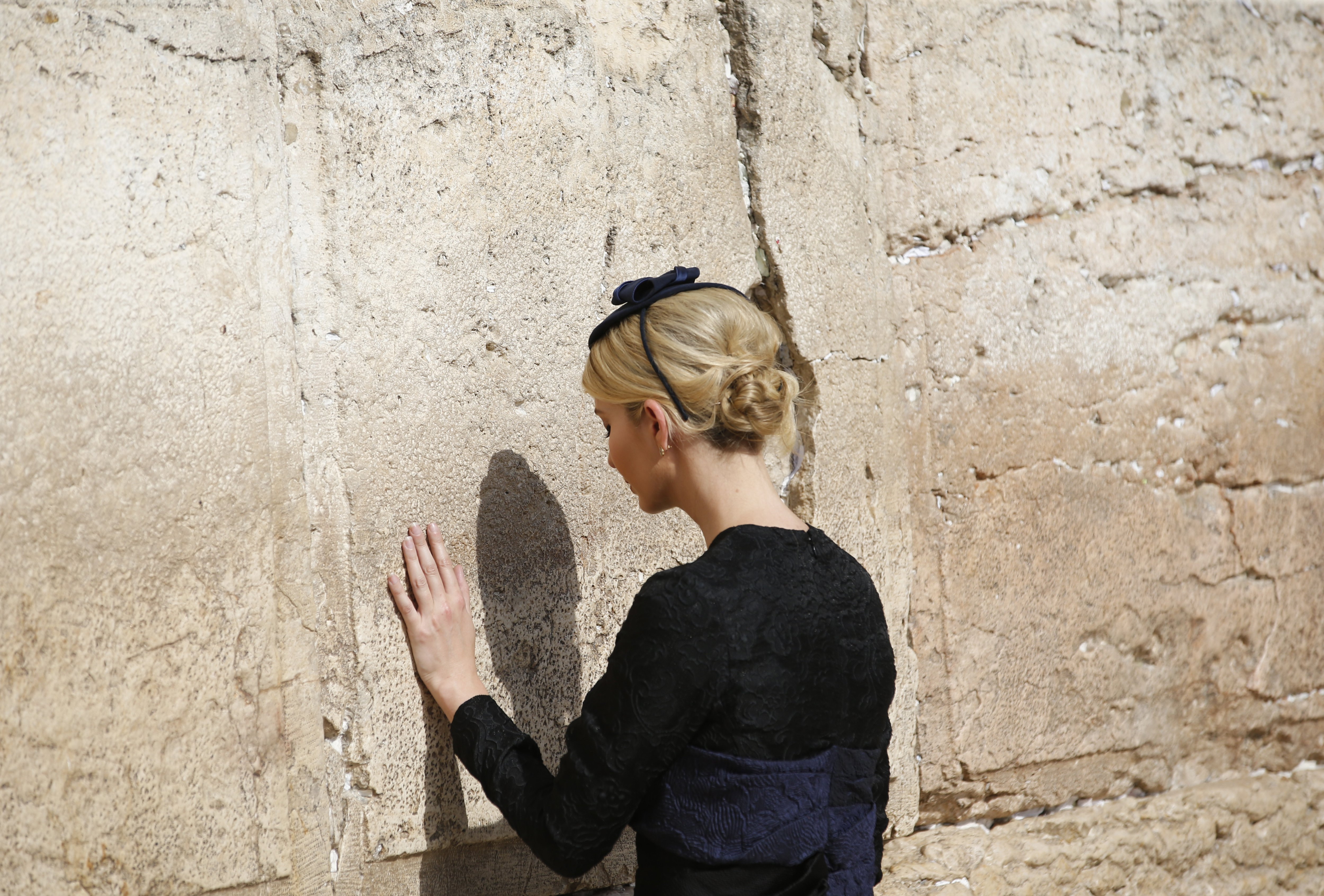 2017-05-22 15:06:17 epa05981666 Ivanka Trump, assistant and daughter of US President Donald J. Trump, touches the Western Wall, Judaism's holiest prayer site, in Jerusalem's Old City, 22 May 2017. President Trump and his contingent arrived for a 28-hour visit to Israel and the Palestinian Authority areas on his first foreign trip since taking office in January. EPA/RONEN ZVULUN / POOL