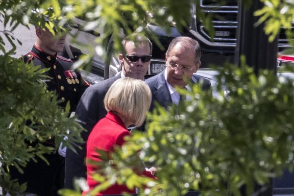 De Russische minister van Buitenlandse Zaken Sergei Lavrov vertrek bij het Witte Huis na zijn ontmoeting met president Donald Trump. Foto: EPA