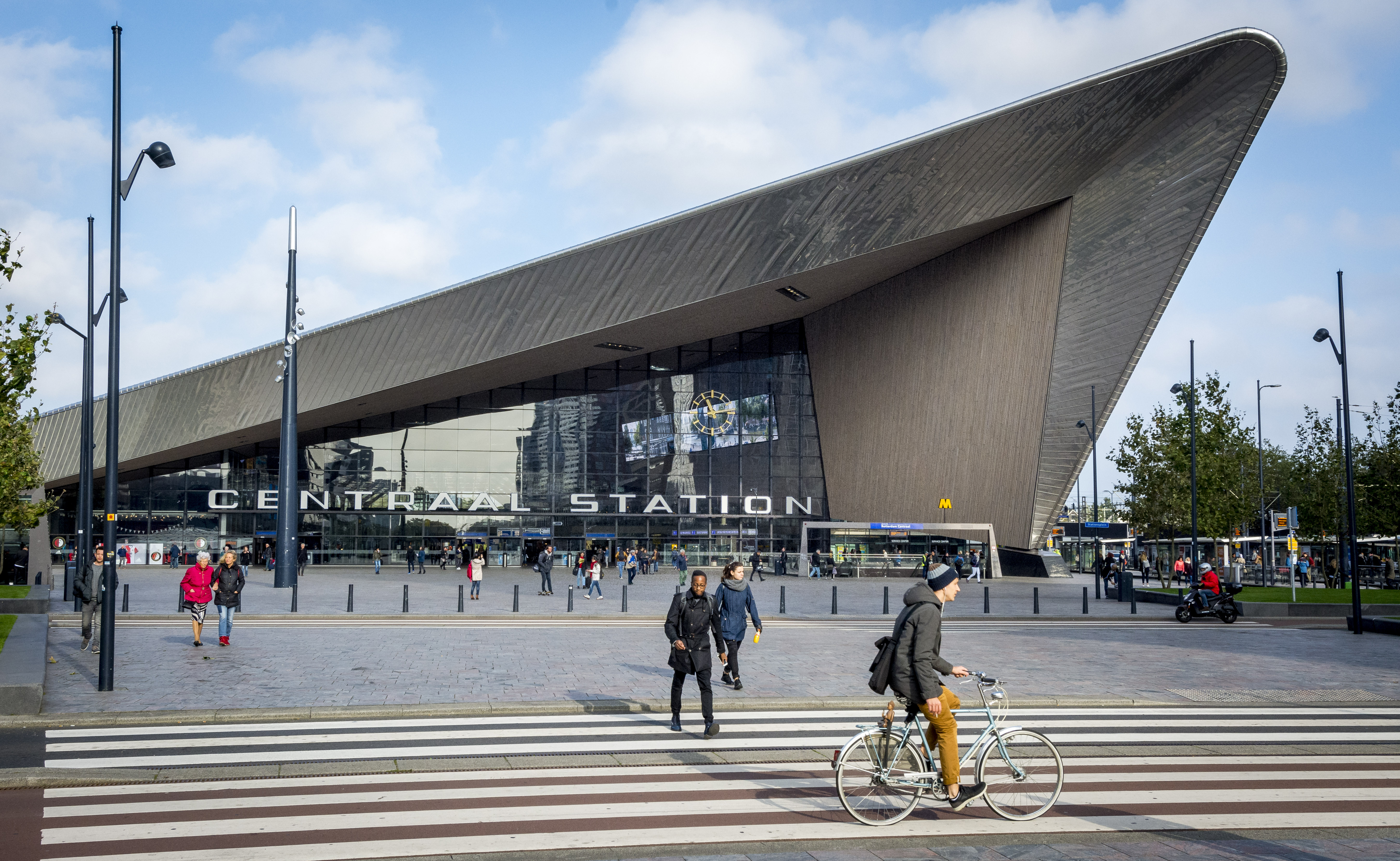 2016-10-14 10:09:19 ROTTERDAM - Het centraal Station van Rotterdam. De stad is uitgeroepen tot de coolste stad van Nederland door The Wall Street Journal. ANP XTRA LEX VAN LIESHOUT