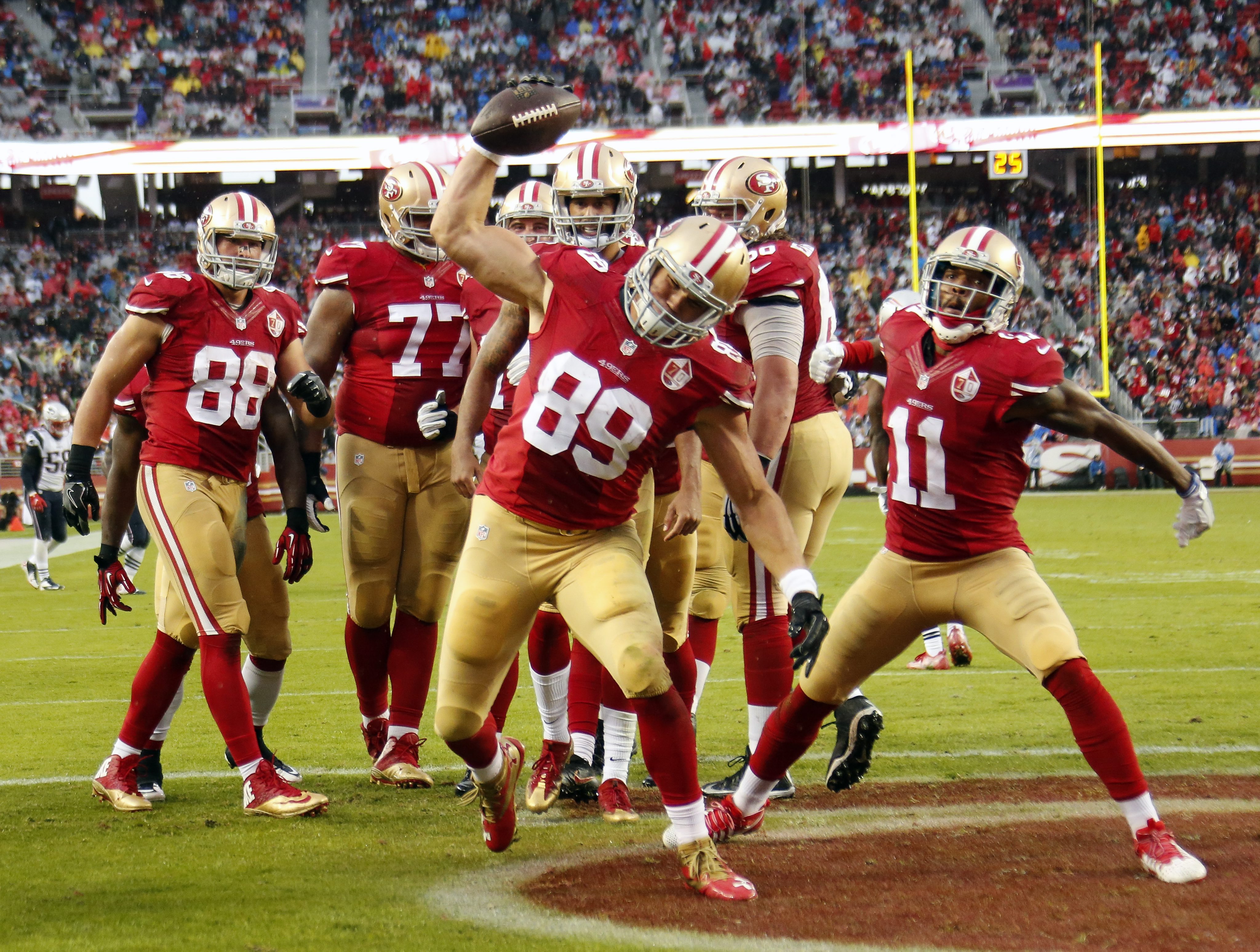 2016-11-21 17:22:30 epa05640376 San Francisco 49ers tight end Vance McDonald (C) spikes the ball in the end zone after scoring a touchdown against the New England Patriots during their NFL game at Levi's Stadium in Santa Clara, California, USA, 20 November 2016. EPA/JOHN G. MABANGLO