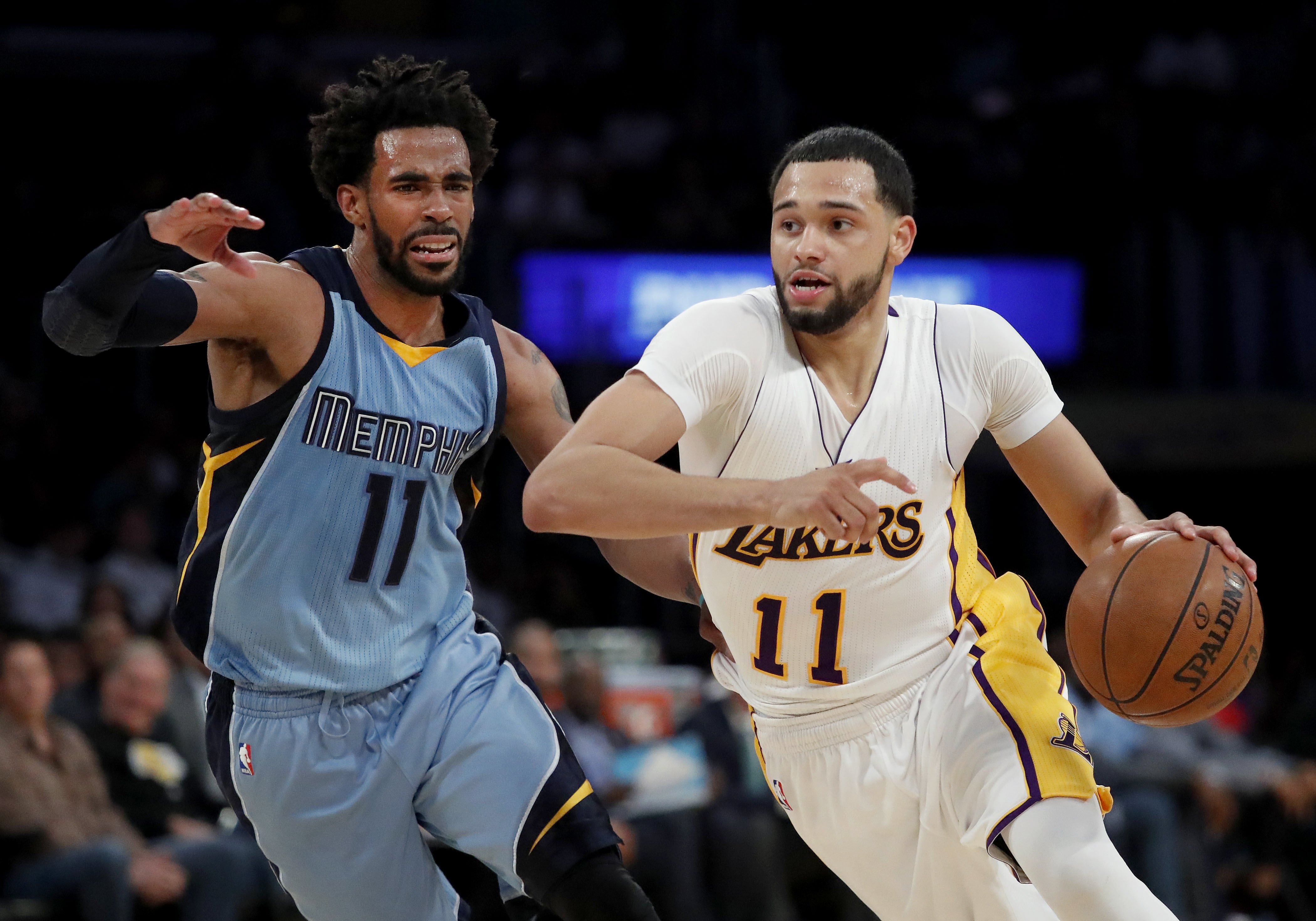 2017-04-02 12:13:18 epa05885210 Los Angeles Lakers Tyler Ennis (R) works against Memphis Grizzlies Mike Conley (L) in second half action of their NBA basketball game in Los Angeles, California, USA 02 April 2017. EPA/PAUL BUCK