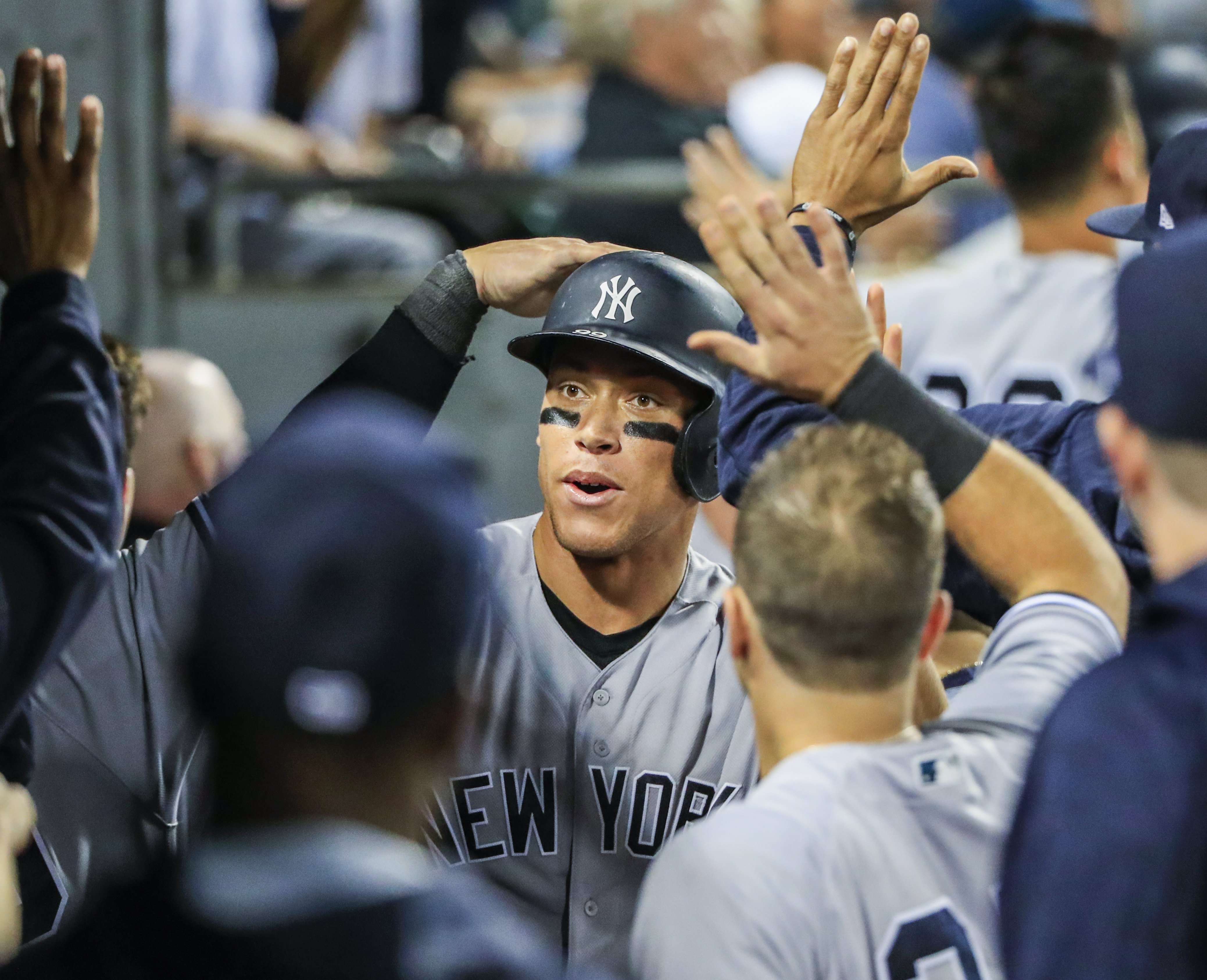 2017-06-27 21:30:53 epa06053456 New York Yankees outfielder Aaron Judge (C) celebrates with teammates after he and New York Yankees outfielder Jacoby Ellsbury scored on a double hit by New York Yankees designated hitter Gary Sanchez against the Chicago White Sox in the eightn inning of their MLB game at Guaranteed Rate Field in Chicago, Illinois, USA, 27 June 2017. EPA/TANNEN MAURY