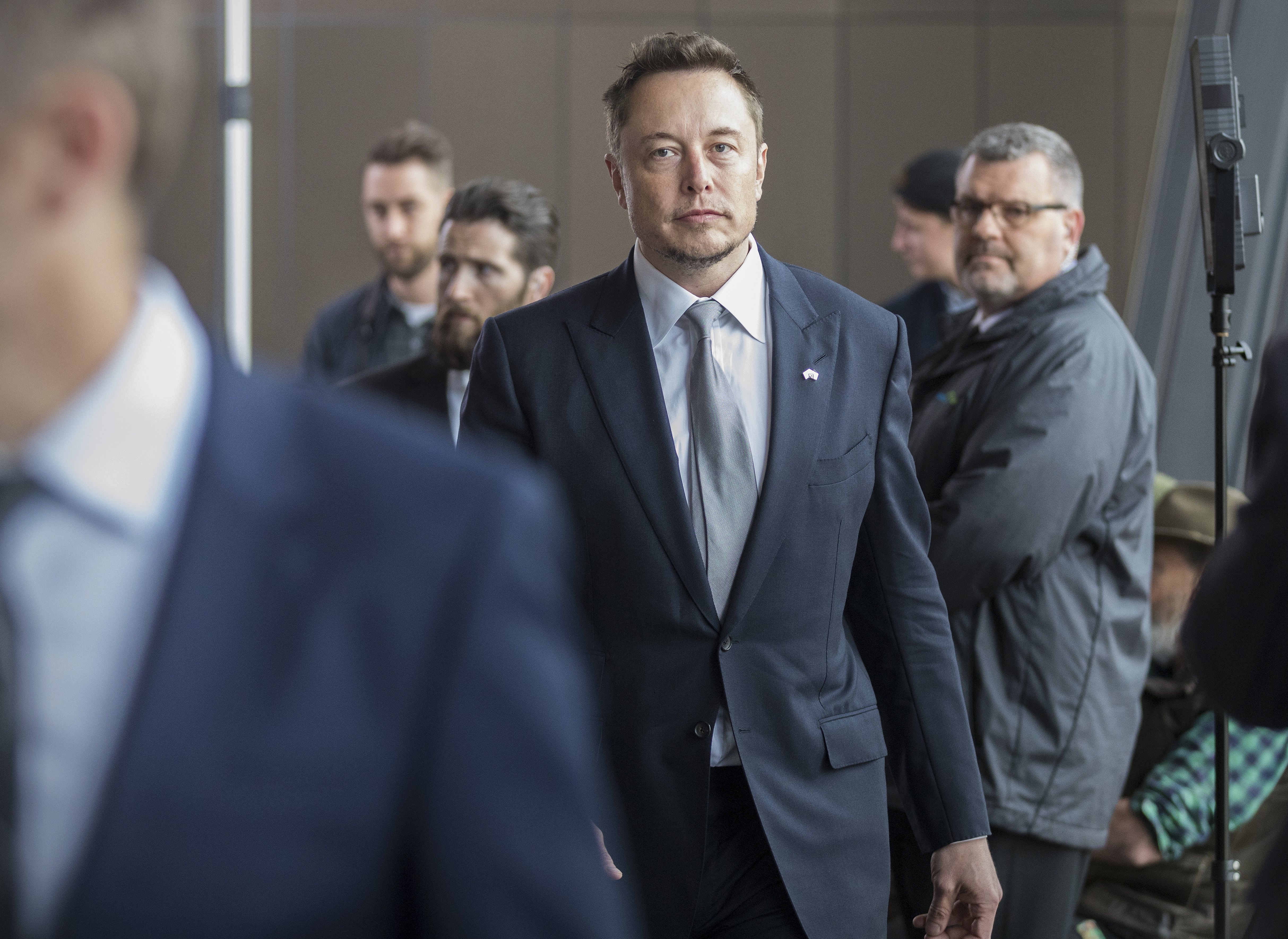 2017-07-07 12:48:16 epa06071802 Tesla CEO Elon Musk (C) arrives for a press conference at the Adelaide Oval in Adelaide, South Australia, Australia, 07 July 2017. Tesla will partner with French renewable energy developer Neoen to build the world's biggest Lithium Ion Battery, a 100MW battery that will be built in James Town, the South Australian government announced on the day. EPA/BEN MACMAHON AUSTRALIA AND NEW ZEALAND OUT