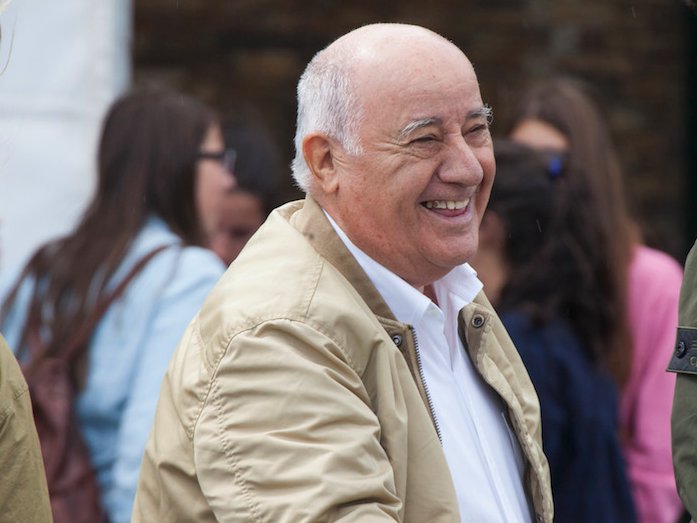 amancio-ortega-founder-of-inditex-eats-lunch-with-his-employees-in-the-zara-headquarters-cafeteria