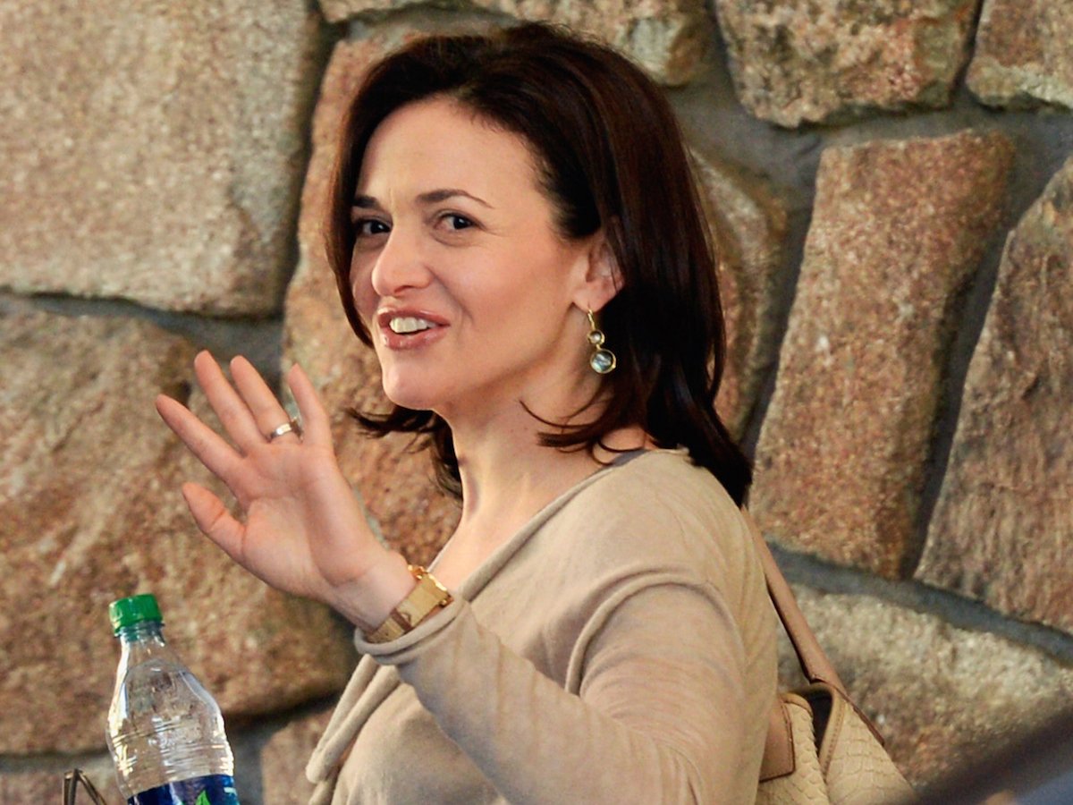 while-she-may-work-at-a-tech-company-sandberg-keeps-track-of-her-day