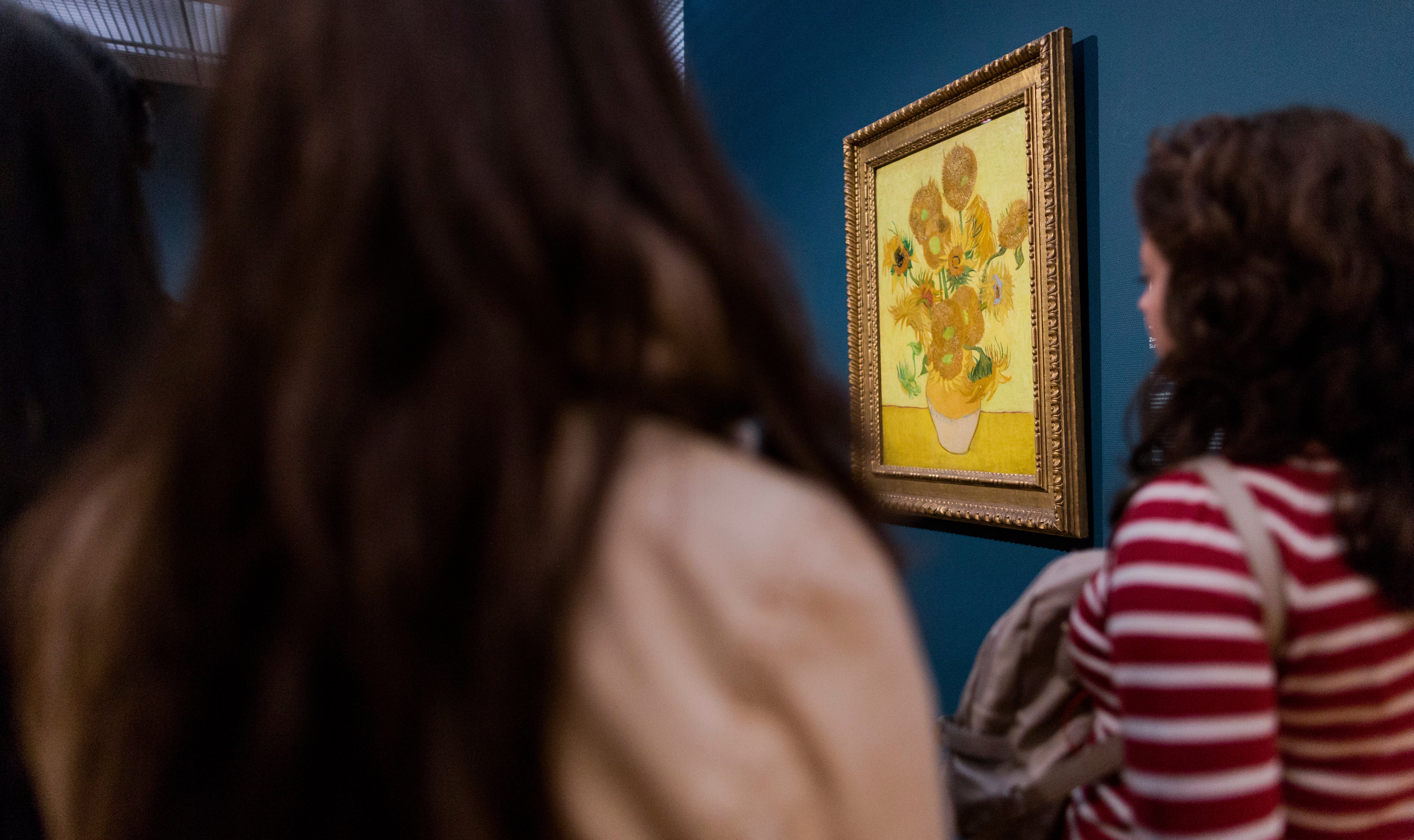 2016-09-30 15:46:22 AMSTERDAM - Zonnebloemen in het Van Gogh Museum in Amsterdam. Twee vermiste schilderijen van Van Gogh zijn terecht. Het gaat om de twee doeken die in 2002 werden gestolen uit het Van Gogh Museum: Zeegezicht bij Scheveningen en Het uitgaan van de Hervormde Kerk te Nuenen. De schilderijen werden teruggevonden in Italie. ANP FREEK VAN DEN BERGH