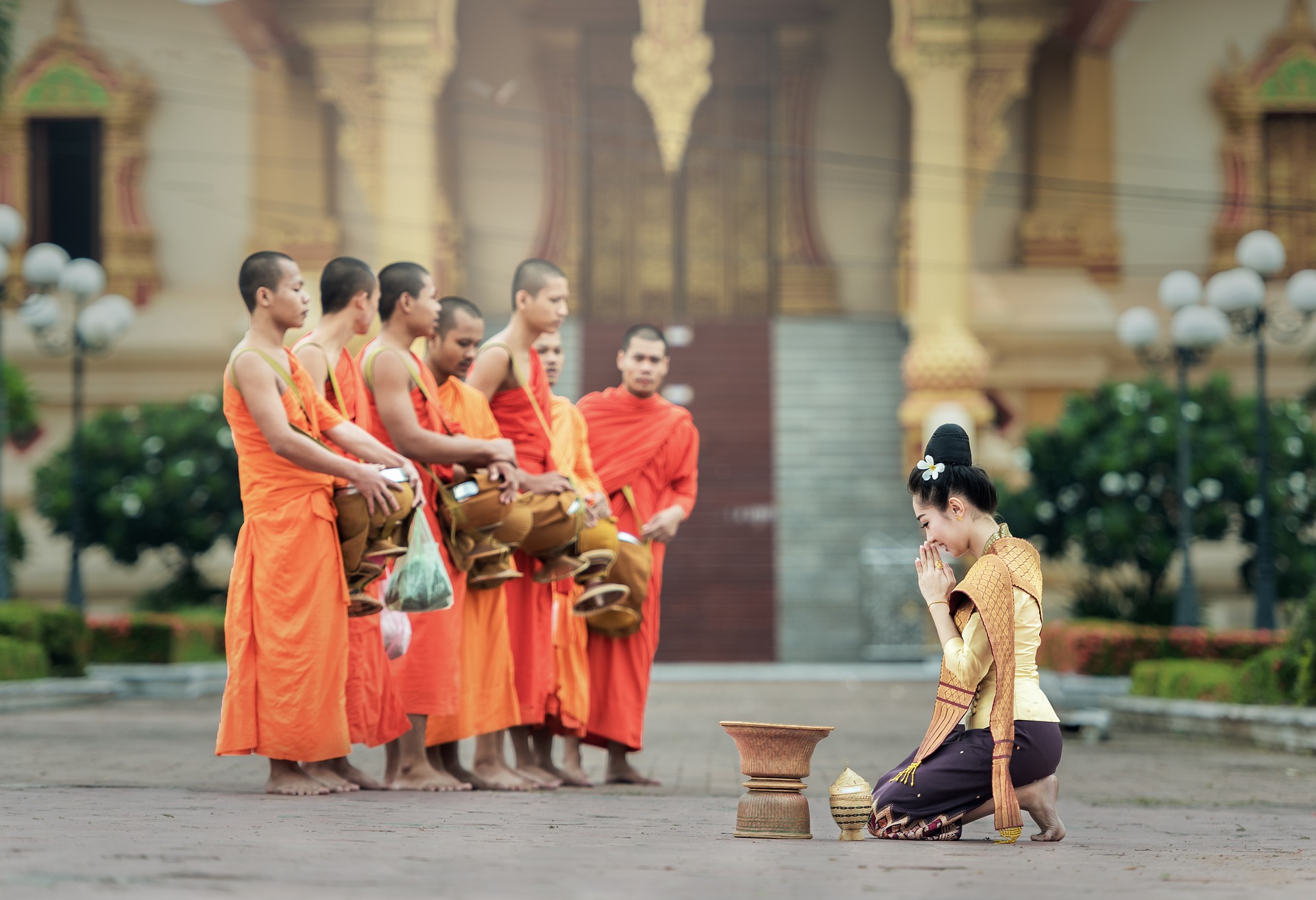 monks bangkok lastminute