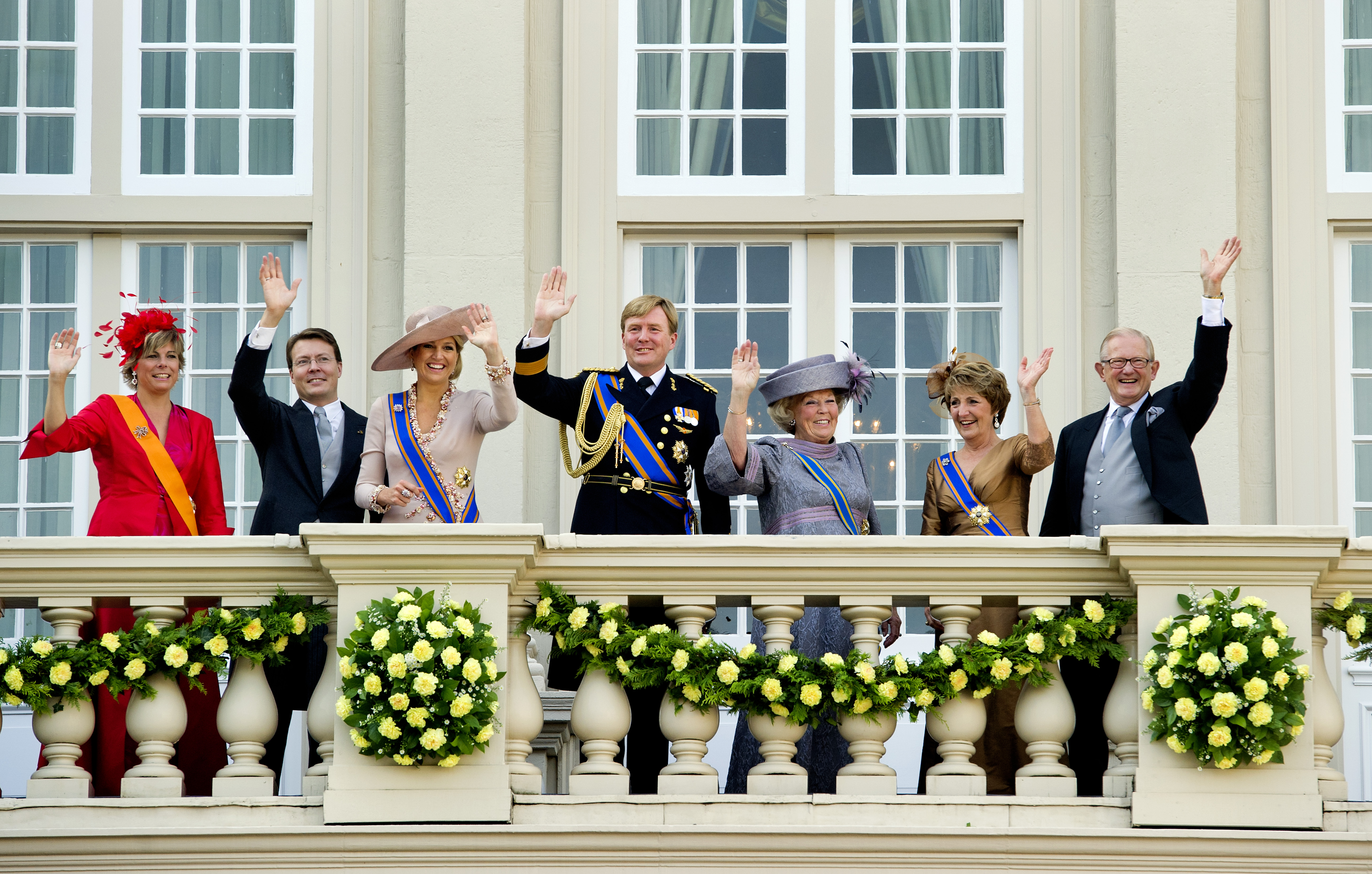 2010-09-21 00:00:00 DEN HAAG - De koninklijke familie zwaait op Prinsjesdag naar het publiek vanaf het balkon van paleis Noordeinde in Den Haag. ANP ROYAL IMAGES KOEN VAN WEEL
