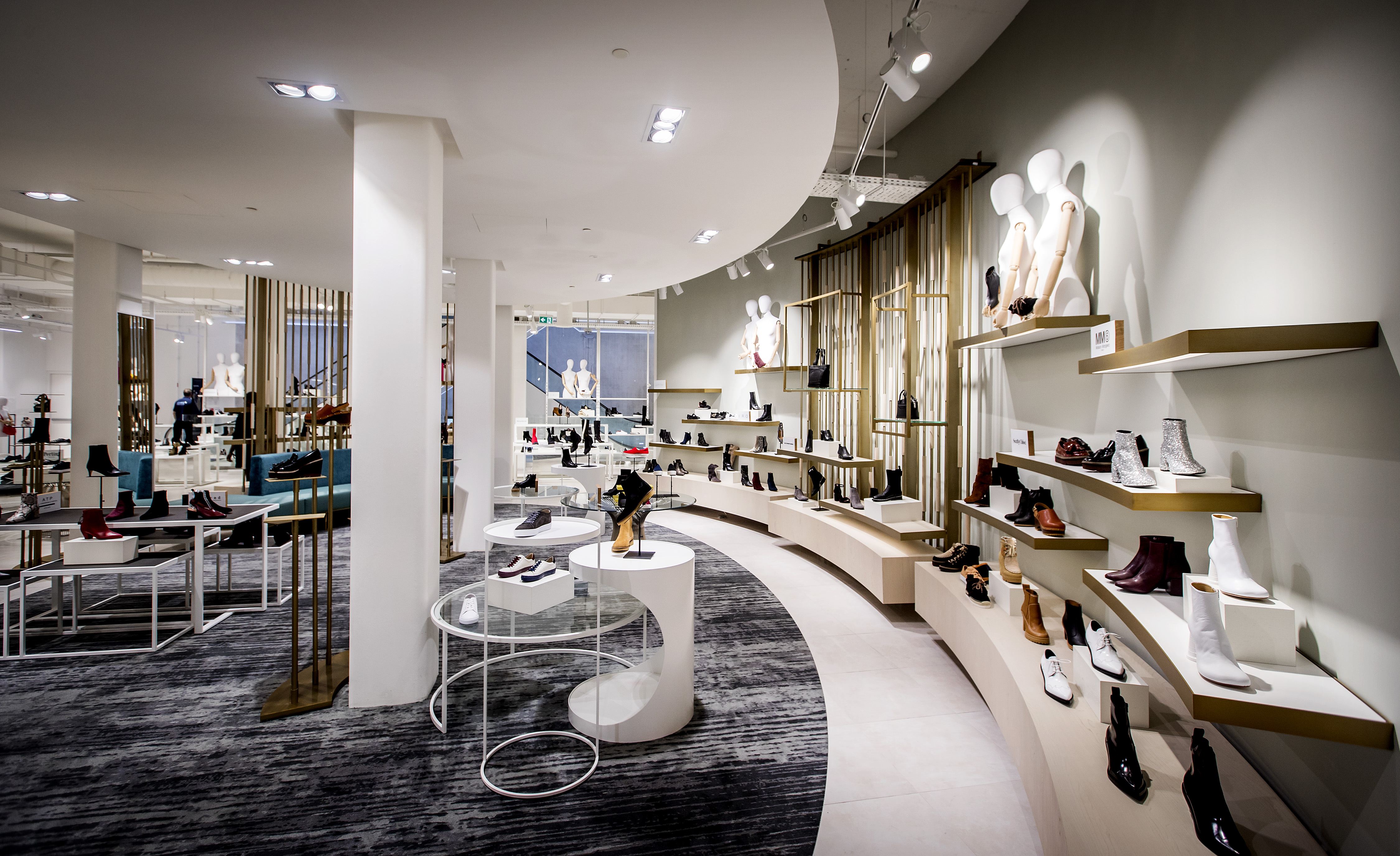 2017-09-04 10:14:04 AMSTERDAM - Schoenen afdeling in het warenhuis Hudsons Bay. De Canadese warenhuisketen opent haar eerste Nederlandse vestiging in Amsterdam. ANP KOEN VAN WEEL