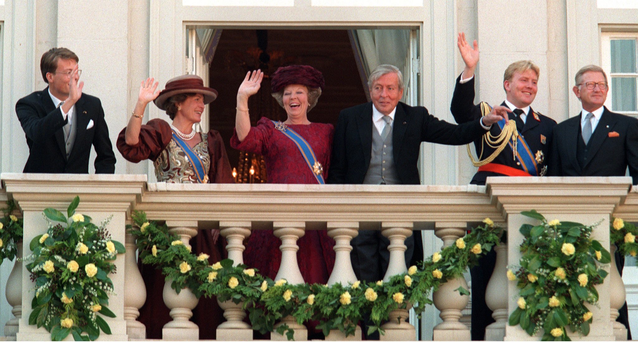 1996-09-17 00:00:00 Leden van de koninklijke familie tijdens de balkonscene op Paleis Noordeinde. V.l.n.r: Prins Constantijn, prinses Margriet, koningin Beatrix, prins Claus, kroonprins Willem-Alexander en Pieter van Vollenhoven.