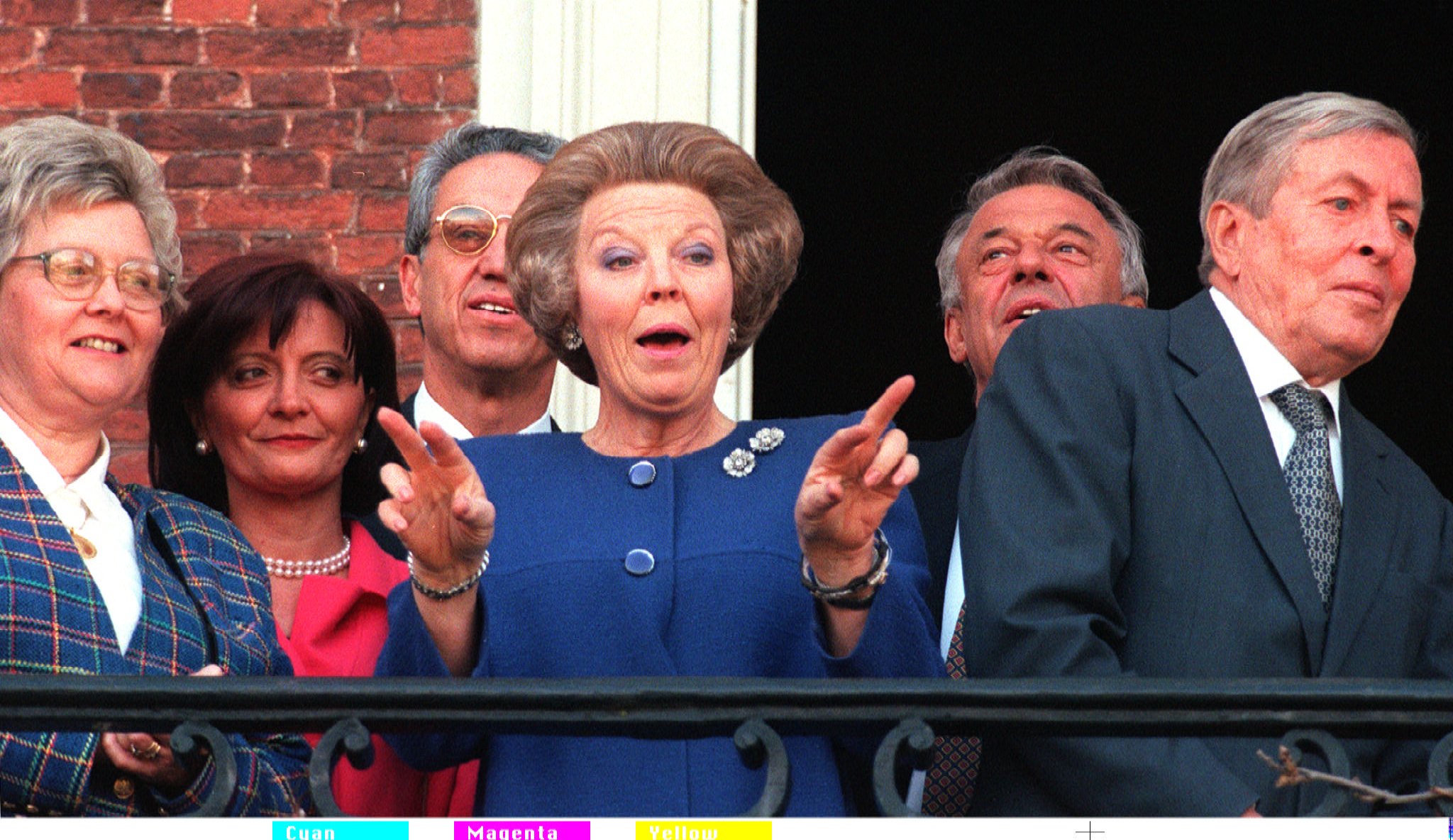 1997-04-07 20:16:56 Ter afsluiting van de EU-bijeenkomst met de Europese ministers van Buitenlandse Zaken en de RIO-groep ontving koningin Beatrix samen met prins Claus (r) de deelnemers op het paleis Huis ten Bosch in Den Haag. Voor een groepsfoto kwamen de ministers even op het bordes.