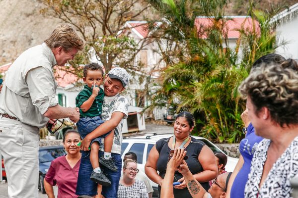 Koning Willem-Alexander praat met bewoners over de beleving van orkaan Irma tijdens een bezoek aan het getroffen eiland Saba. Foto: ANP