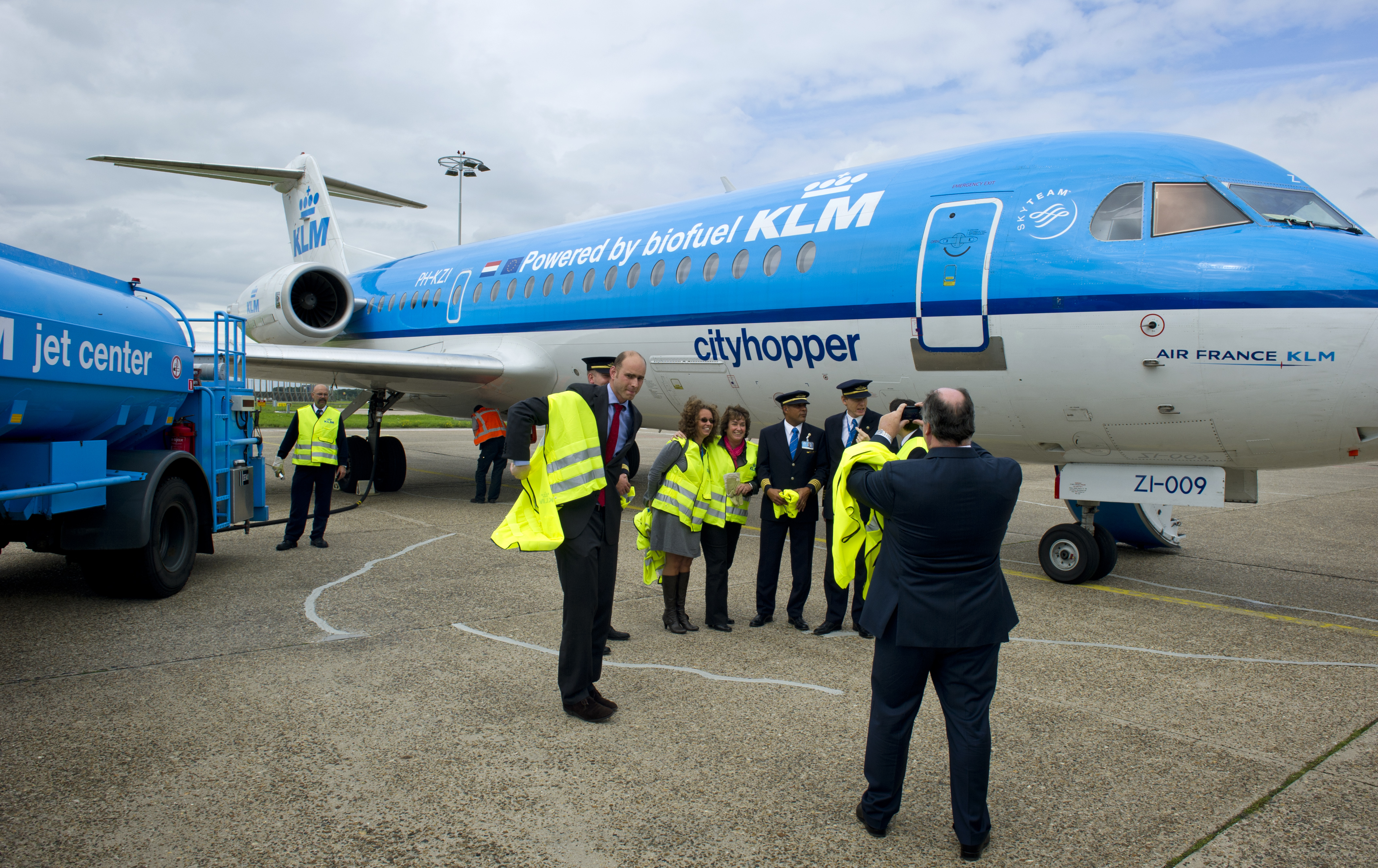 2011. Boet Kreiken (R), managing director KLM Cityhopper, zet woensdag de bemanning van de Fokker 70 van KLM Cityhopper op de foto. De Fokker vloog vandaag voor het eerst op biobrandstof tijdens de jubileumdag van Fokker in Haarlem. 