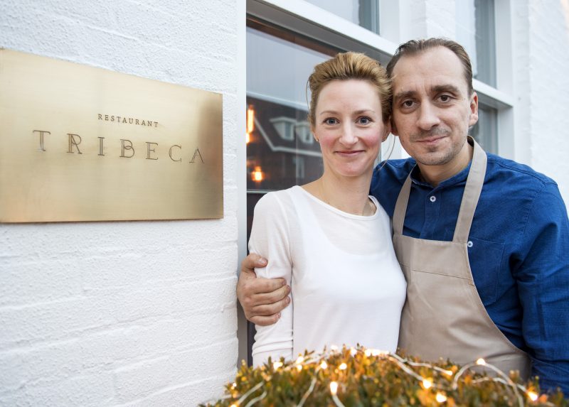 Claudia en Jan Sobecki voor het restaurant Tribeca. 