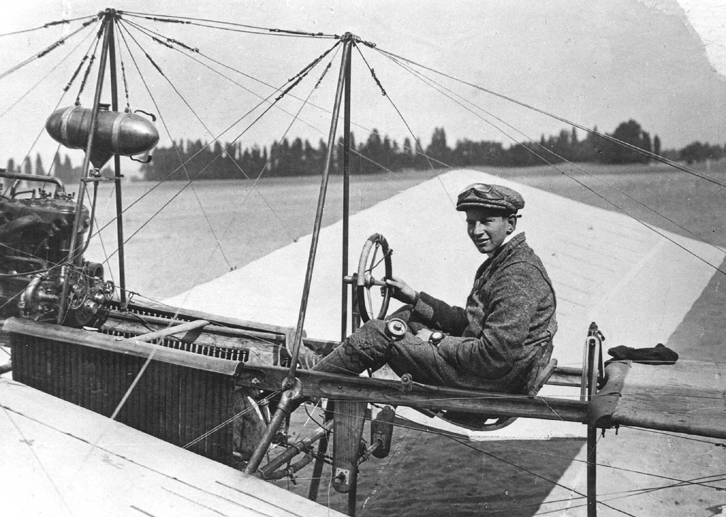 1910-01-01 00:00:00 LELEYSTAD - De 'Fokker Spin' het eerste vliegtuig van Anthony Fokker. Op 31 augustus 1911 vloog Fokker zijn eerste succesvolle rondjes rond St.Bavo in Haarlem. Daarna vestigde hij een vliegtuigfabriek en vliegschool op het vliegveld 'Johannistal' bij Berlijn. Van 1912 t/m 1913 werden in totaal 25 Spinnen gebouwd, waaronder een aantal in een tweepersoons uitvoering. ANP PHOTO