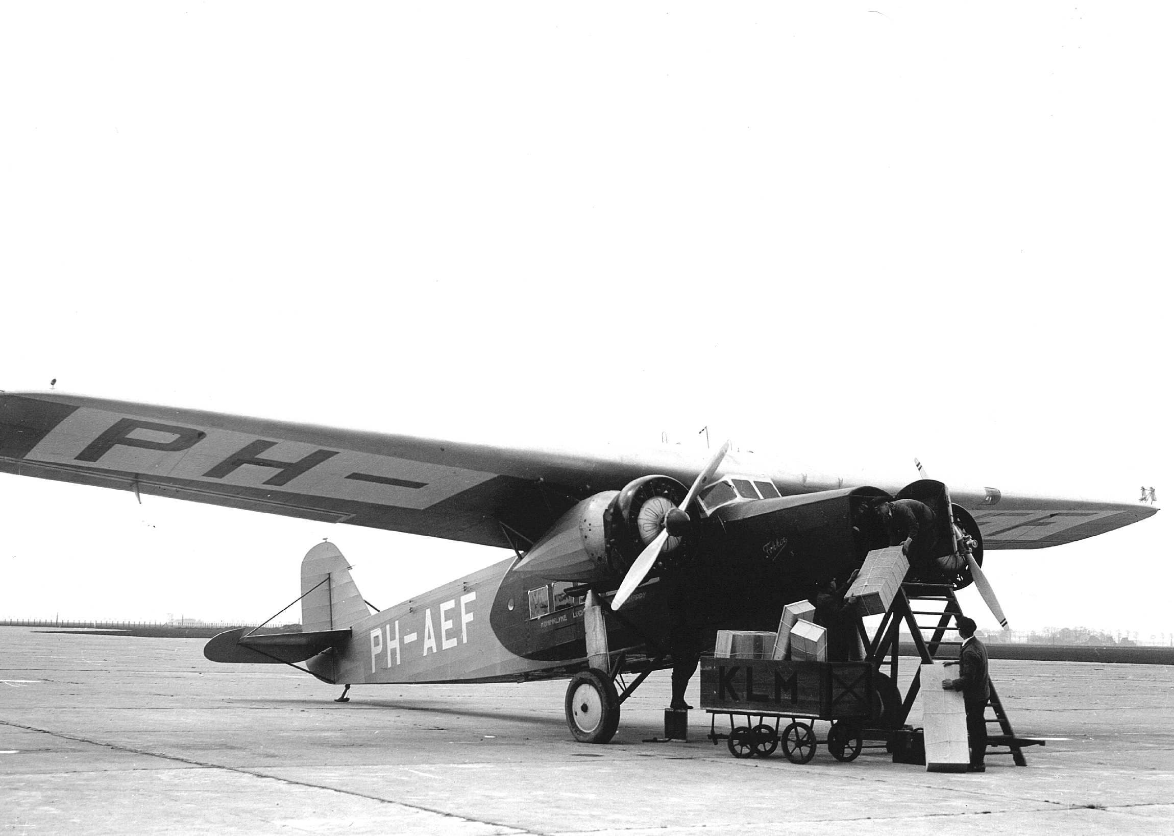 Een twee-motorige Fokker V.III. Door het ontbreken van een motor in de neus van het toestel was er extra ruimte ontstaan voor vracht. Deze Fokker V.III werd door de KLM aangeschaft op 27 februari 1927 . Het vliegtuig kreeg het registratienummer H-NAEF, maar dit werd een jaar later (op 28-02-1929) veranderd in PH-AEF. Op 5 januari 1936 werd het toestel verkocht aan British Airways, waar het 2 jaar diende om in mei 1938 te worden gesloopt.