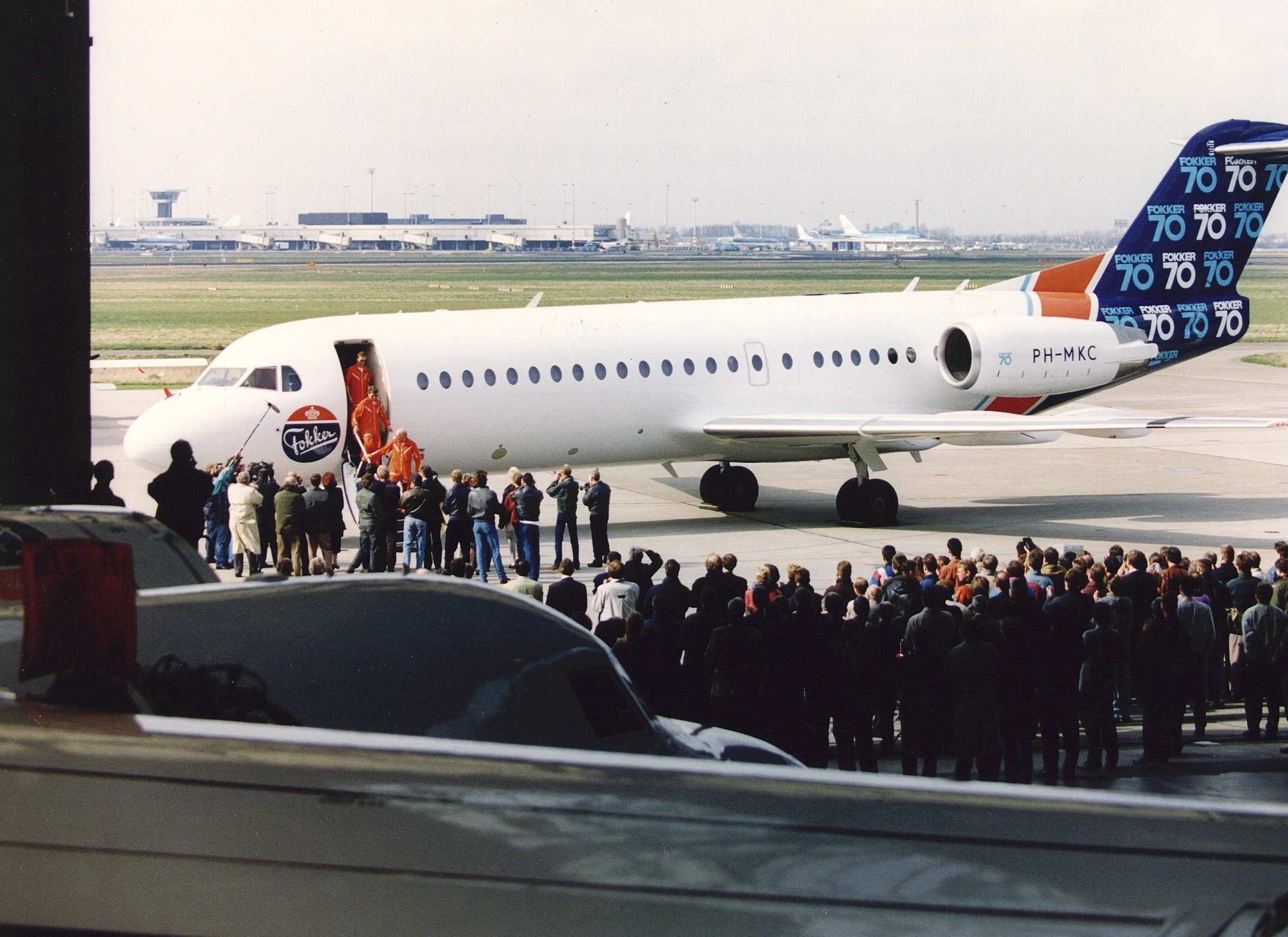 1993. De Fokker-70 arriveert bij de hangar op Schiphol. Het prototype maakte vrijdag de eerste geslaagde proefvlucht. Volgens chef testvlieger J. Hofstra voldeed het vliegtuig boven de verwachting.