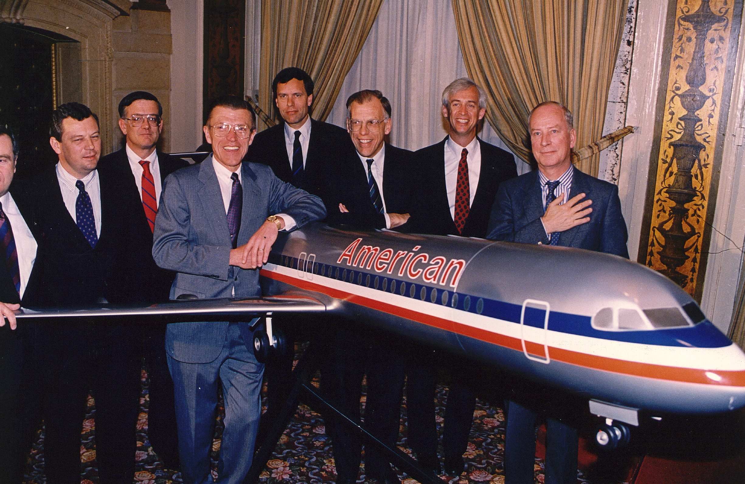 1989 American Airlines heeft bekend gemaakt 150 Fokker-100 toestellen te willen aanschaffen. Foto: v.l.n.r. S. Matthews (Fokker VS), C. Biersma (Fokker), R. Baker (AA), Robert L. Crandall (President AA), E.J. Nederkoorn(Fokker), R. Van Duinen (Fokker), D. Carty (AA) en F.Swartouw.