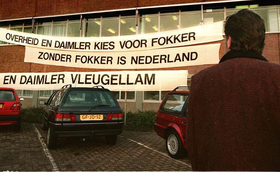 1996. Het Fokker-personeel op Schiphol-Oost werd dinsdagochtend bij binnenkomst verrast met meterslange spandoeken. De ondernemingsraad van de vliegtuigbouwer riep hiermee de overheid en Daimler op een positief besluit te nemen over de financiering van Fokker.