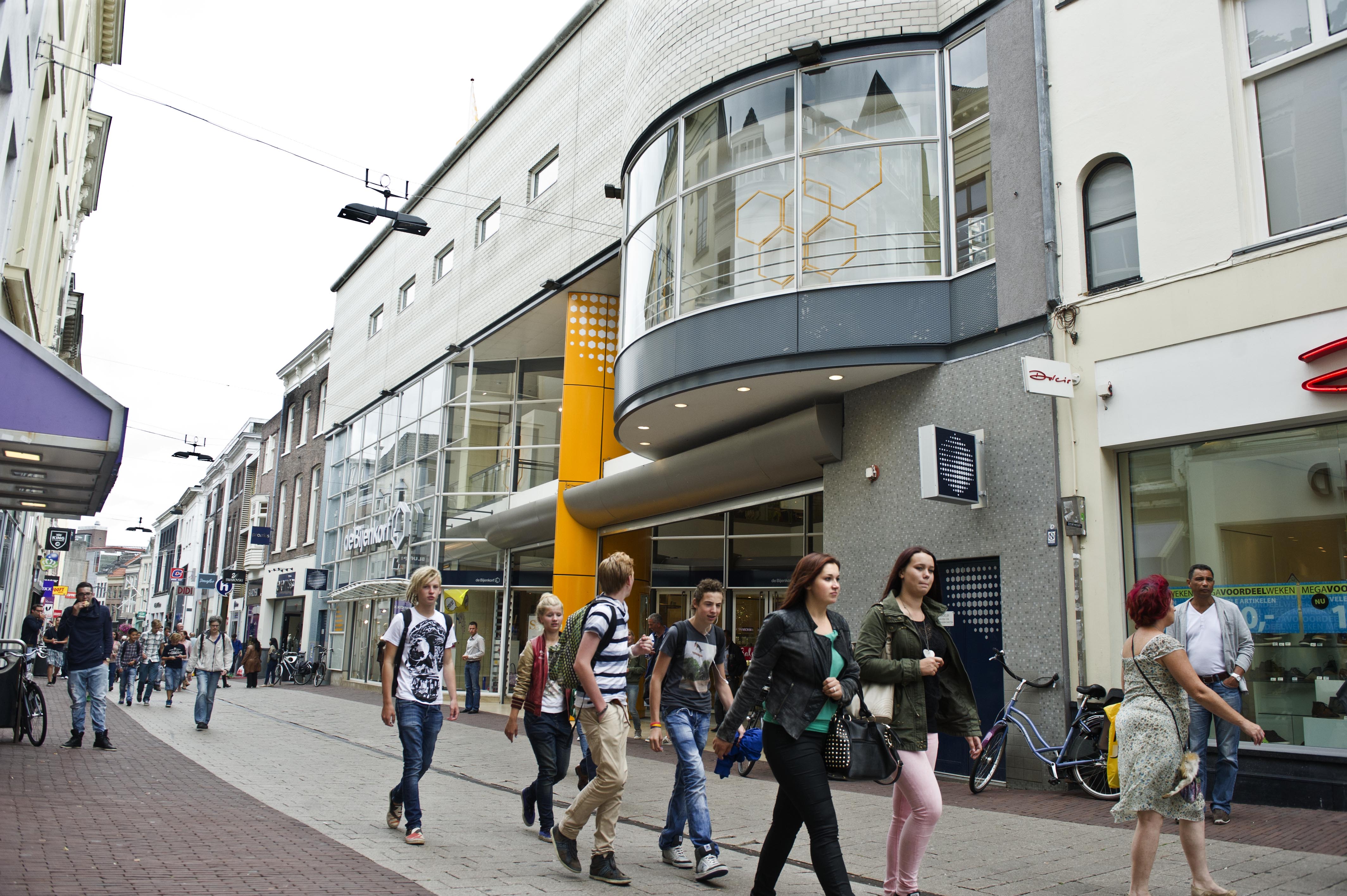 2013-08-19 12:05:38 ARNHEM - Het filiaal van de Bijenkorf aan de Ketelstraat. De warenhuisketen sluit 5 van de 12 winkels, waaronder die in Arnhem. In de overige winkels zal flink worden geinvesteerd. ANP KOEN VERHEIJDEN