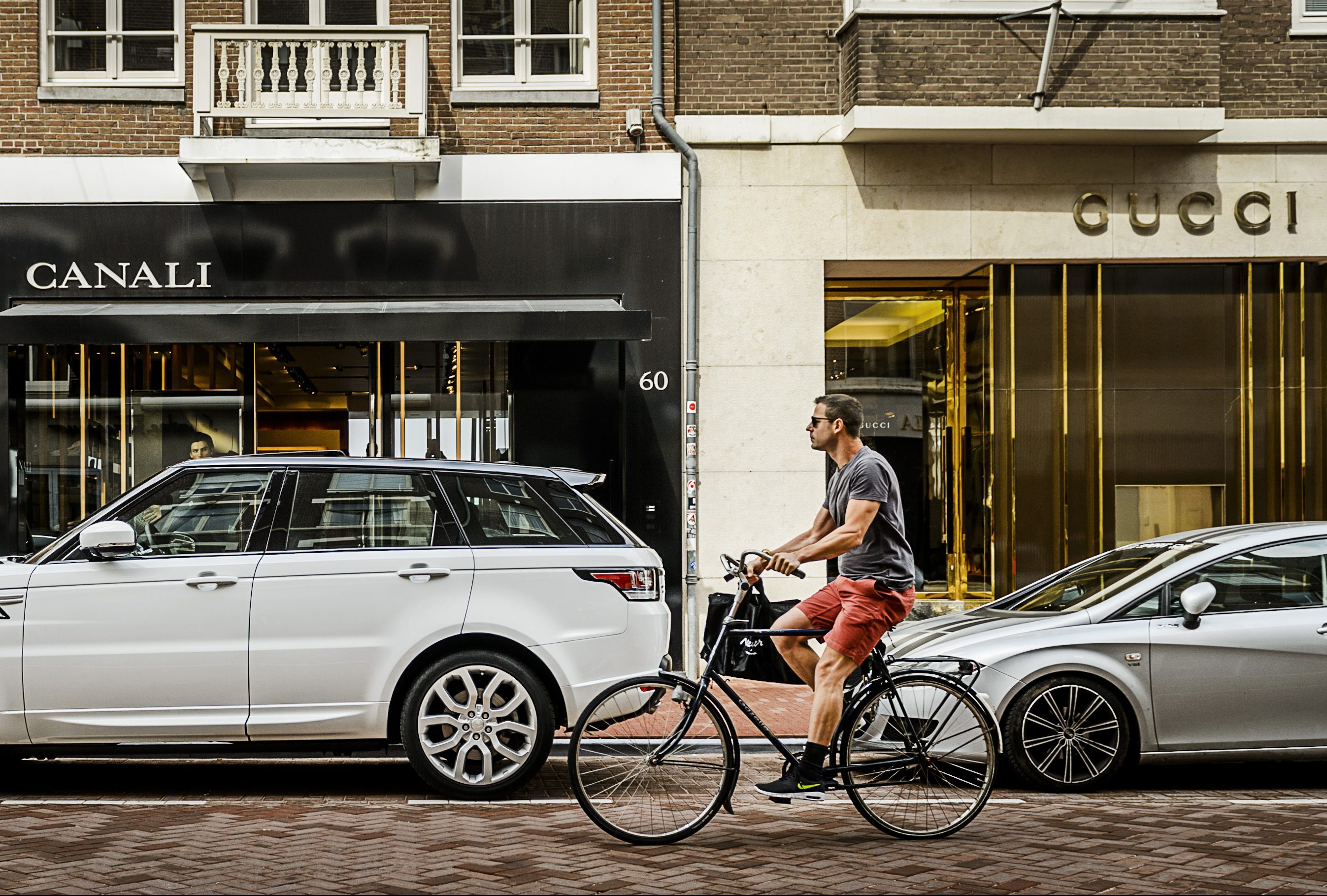 2015-09-01 13:36:36 AMSTERDAM - De duurste straat van Nederland, de P.C. Hooftstraat, heeft een opknapbeurt van 1,8 miljoen euro gekregen. Het doel van de aanpak is om de verkeersveiligheid in de straat voor alle gebruikers te verbeteren. ANP REMKO DE WAAL