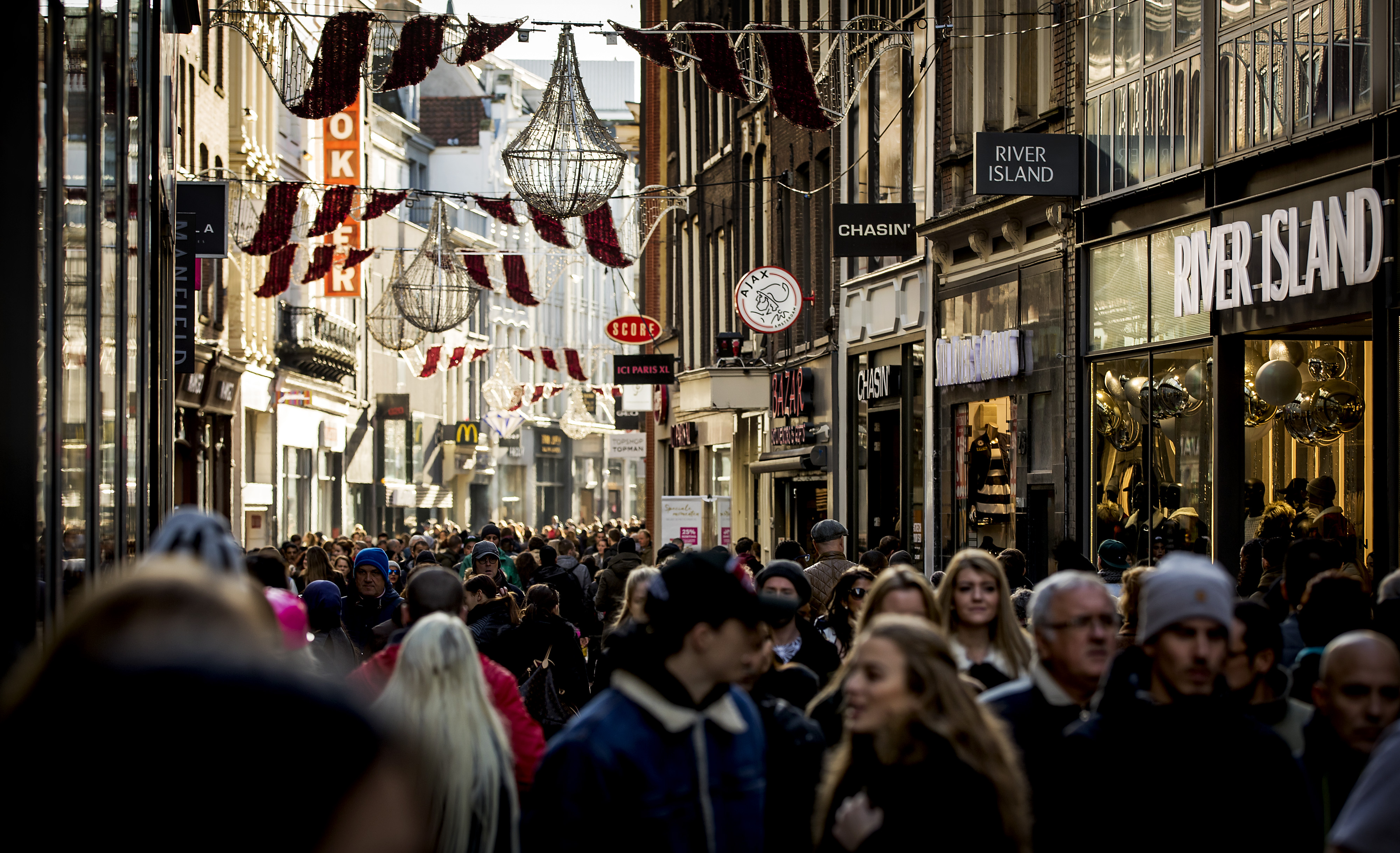 2016-11-25 14:47:49 AMSTERDAM - Winkelend publiek in de Kalverstraat op Black Friday in het centrum van Amsterdam. Het koopweekend van het jaar is typisch Amerikaans, maar waait nu ook over naar Nederland. ANP KOEN VAN WEEL