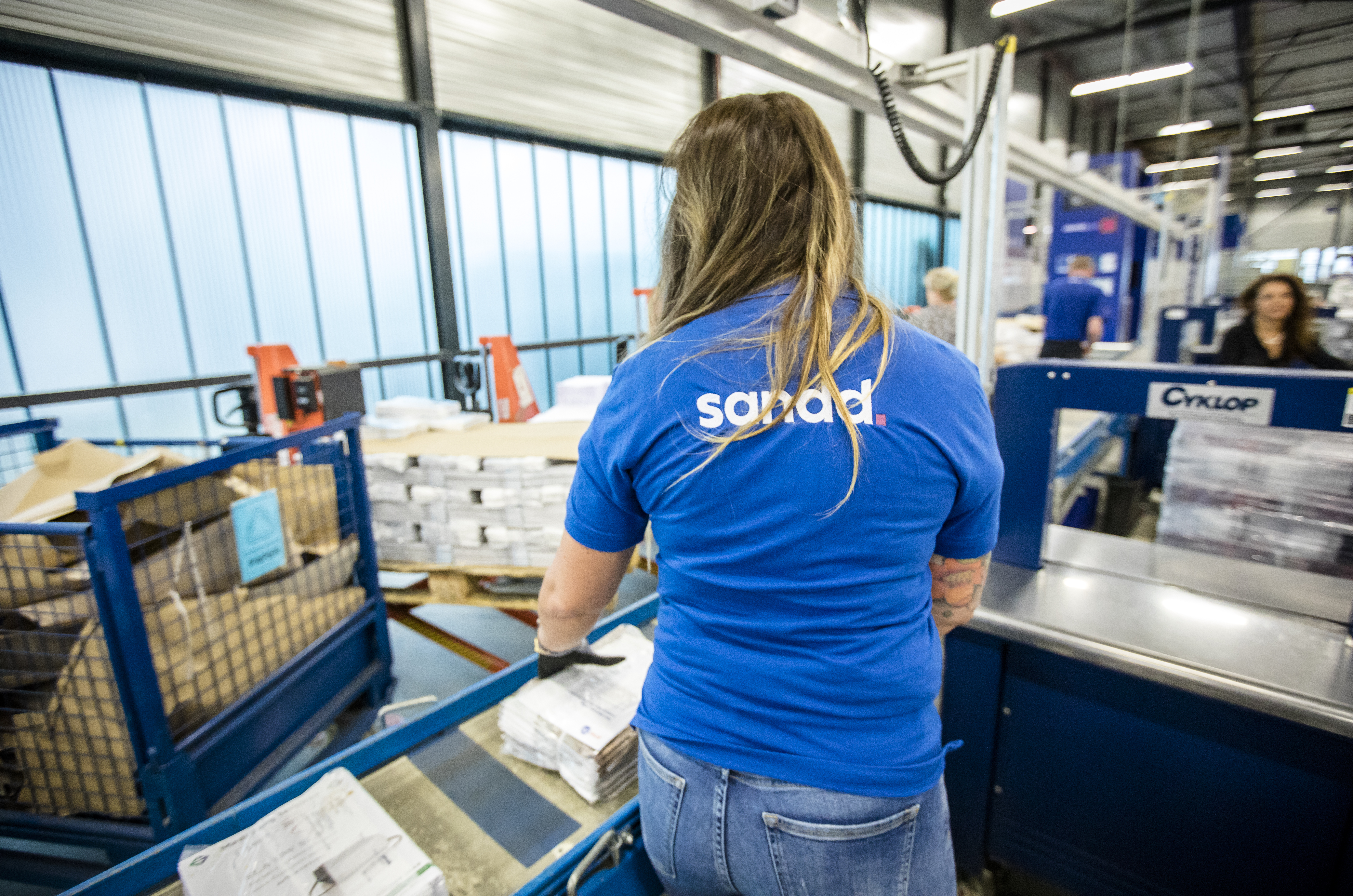 Een medewerker in het sorteercentrum van postbedrijf Sandd. Foto: ANP
