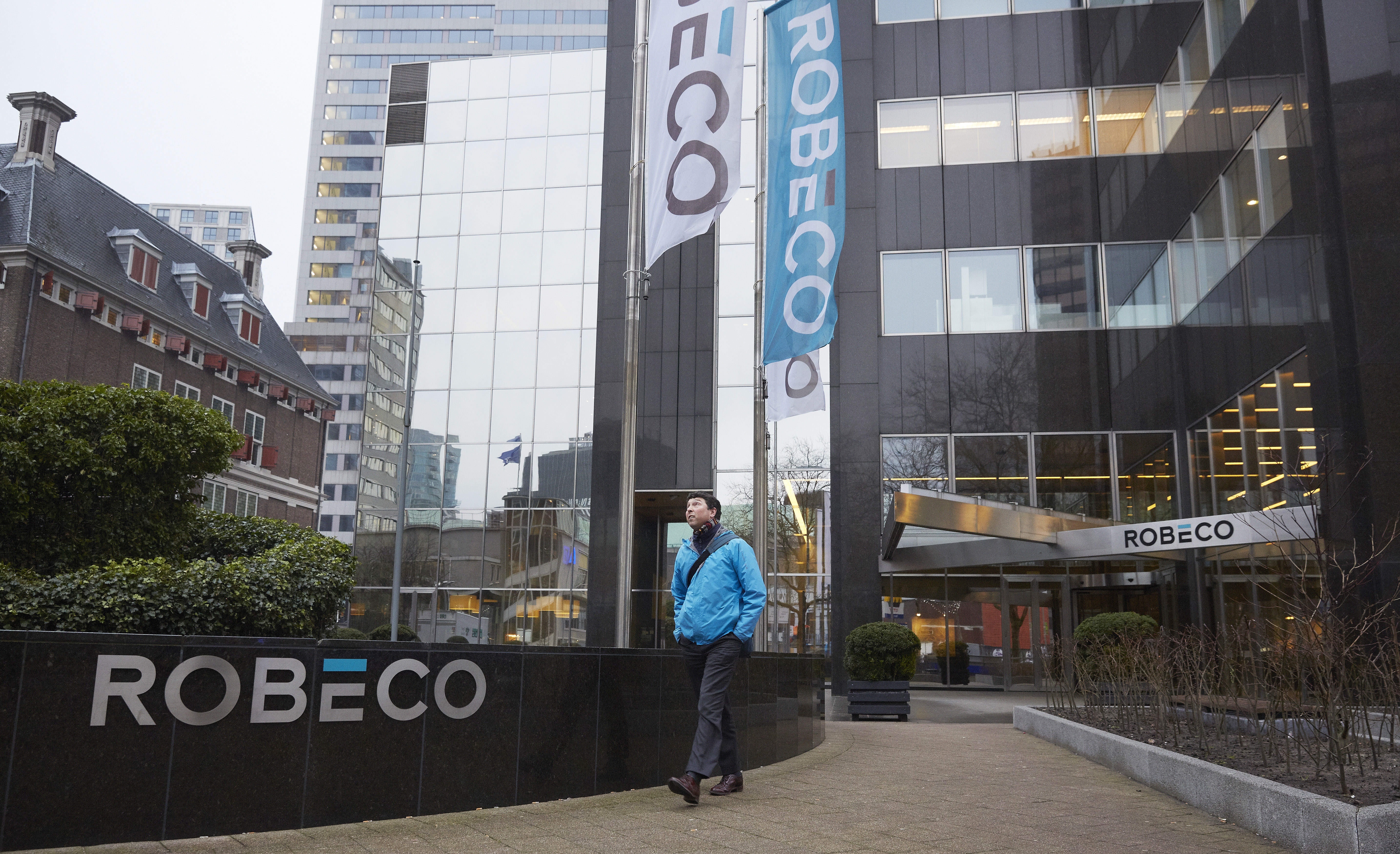 2013-02-19 00:00:00 ROTTERDAM - Een werknemer verlaat het hoofdkantoor van Robeco aan de Coolsingel. Het Japanse financiële concern Orix heeft de Robeco Groep voor 90 procent overgenomen. ANP MARTIJN BEEKMAN