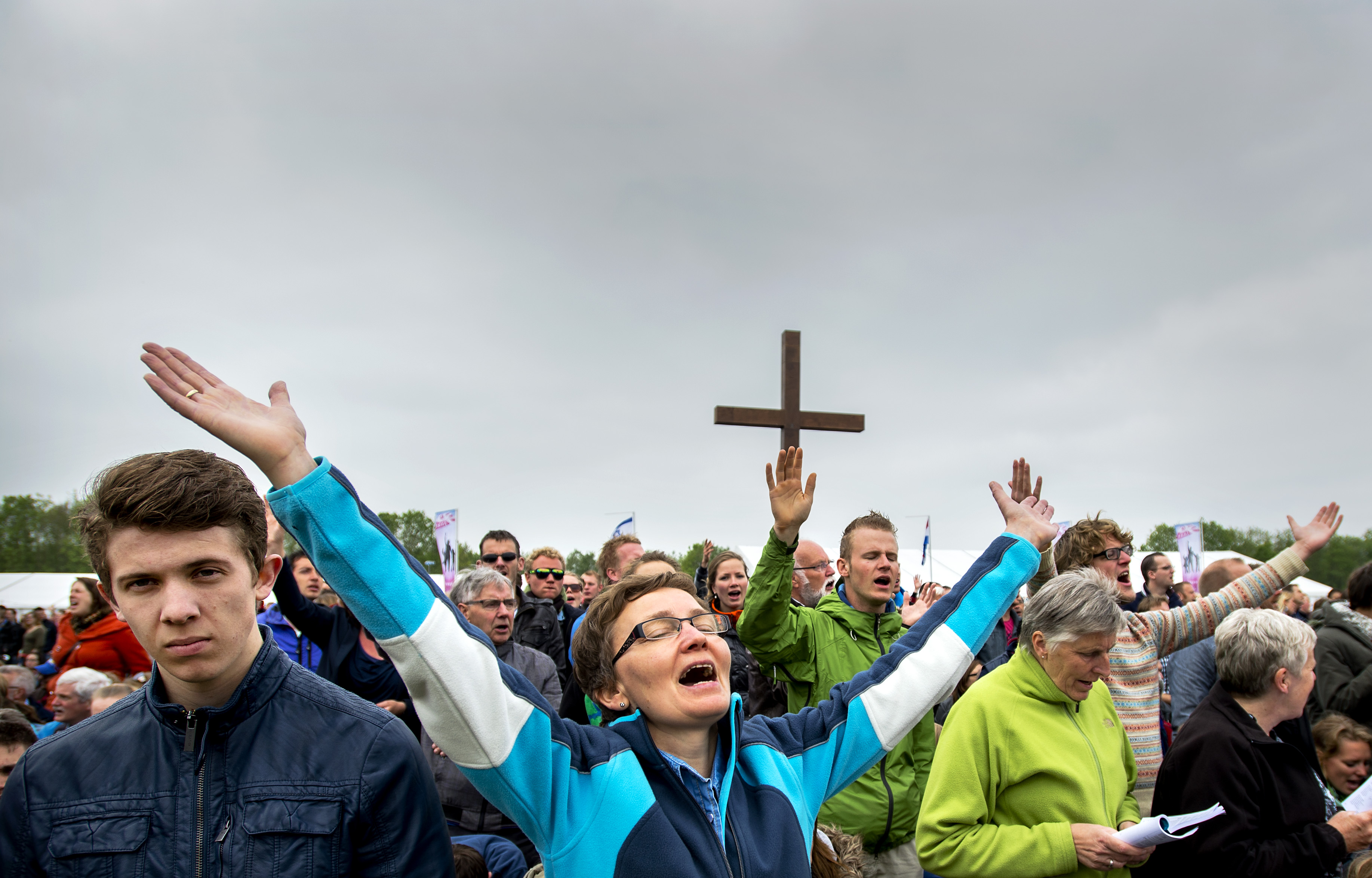 Christenen bidden, preken en zingen tijdens Pinksteren samen op het festivalterrein van Walibi in Biddinghuizen. Het is de 43e keer dat de pinksterconferentie Opwekking wordt gehouden. Vorig jaar kwamen er er ruim 50.000 mensen op het evenement af. ANP ROBIN VAN LONKHUIJSEN