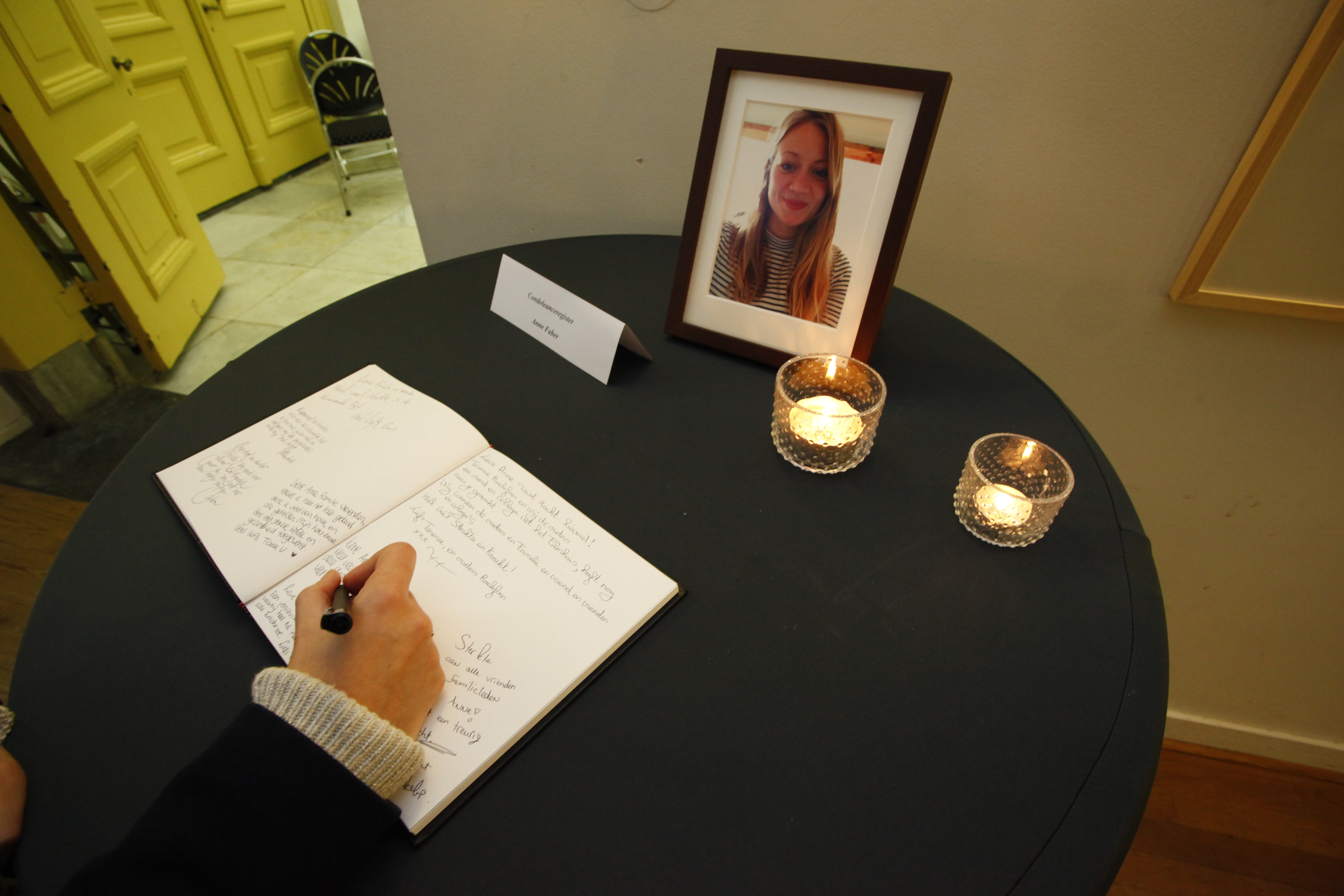 Een vrouw tekent het condoleanceregister voor Anne Faber op het Stadskantoor van Utrecht. De 25-jarige Utrechtse is na een lange zoektocht dood gevonden in Zeewolde. ANP GINOPRESS