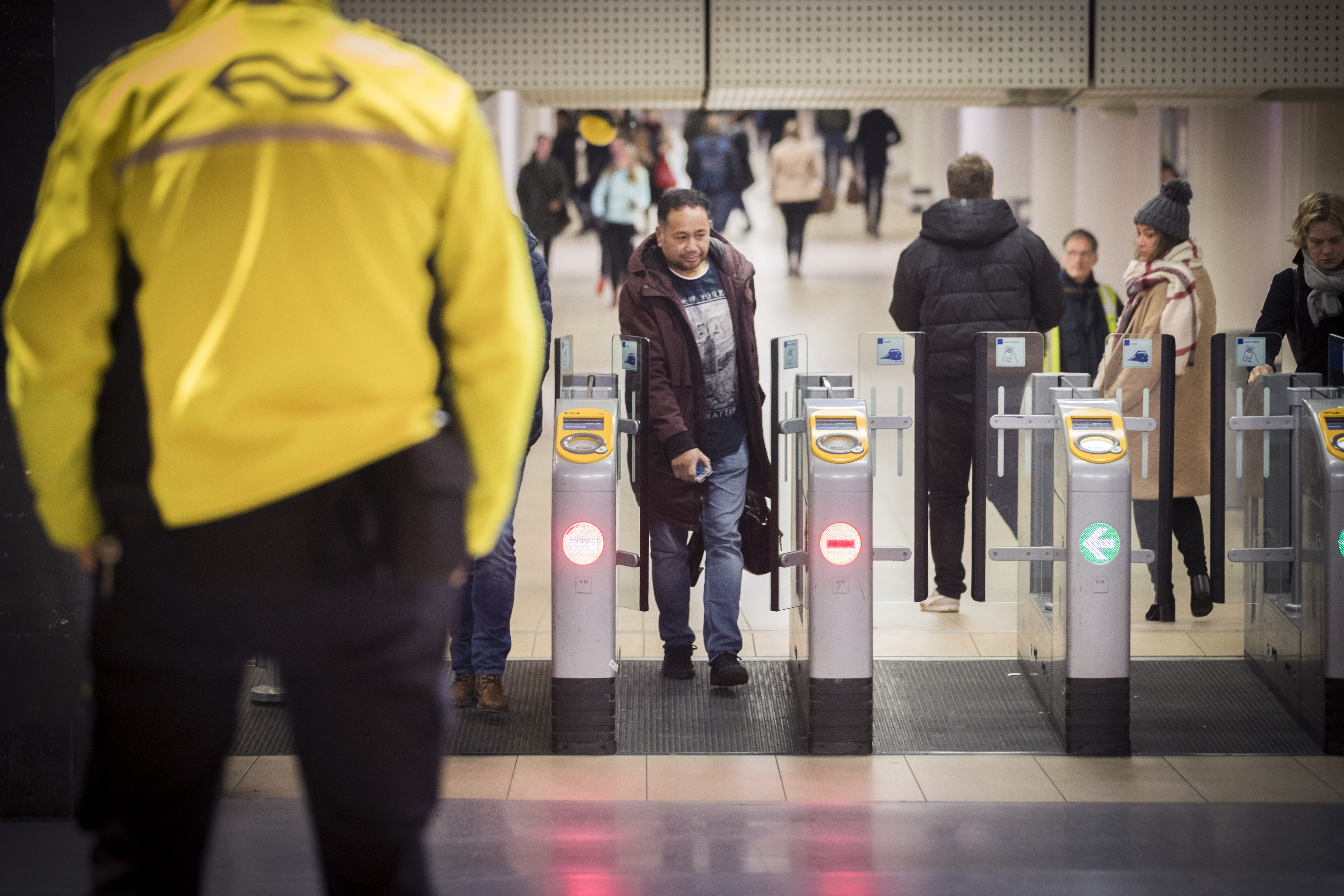 2017-12-04 07:24:51 AMSTERDAM - Alle poortjes op Amsterdam Centraal zijn gesloten. Het station is nu alleen toegankelijk voor reizigers met een OV-chipkaart met voldoende saldo of een ander geldig vervoerbewijs. ANP JEROEN JUMELET