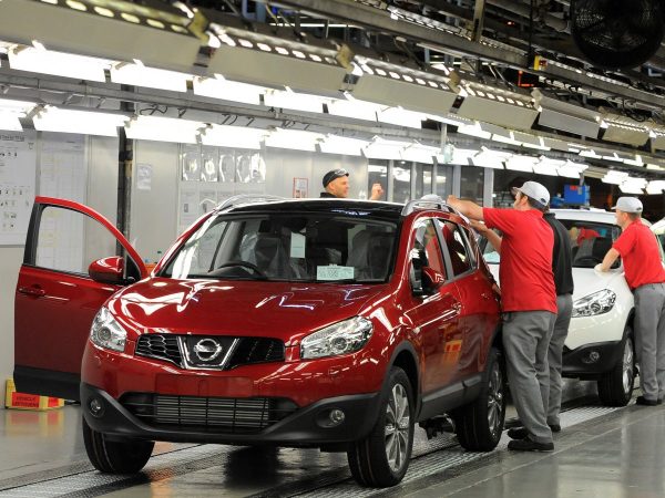 Een medewerker in de Nissan-fabriek in Sunderland legt de laatste hand aan een nieuwe wagen. Foto: Reuters/Nigel Roddis