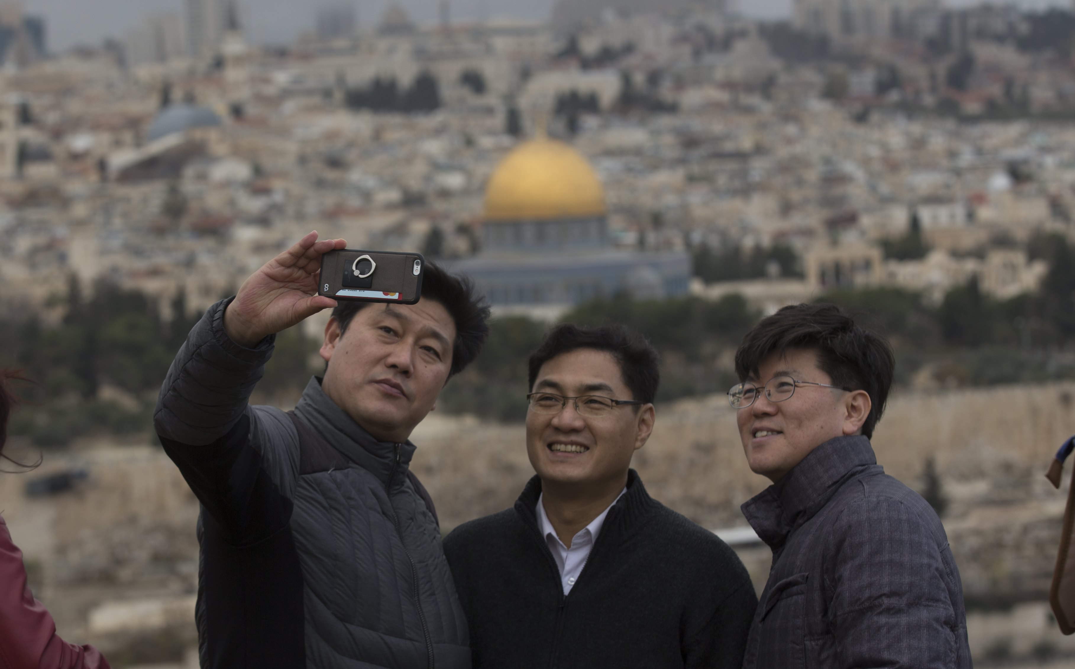 Toeristen nemen selfies met Jeruzalem op de achtergrond. Foto: EPA