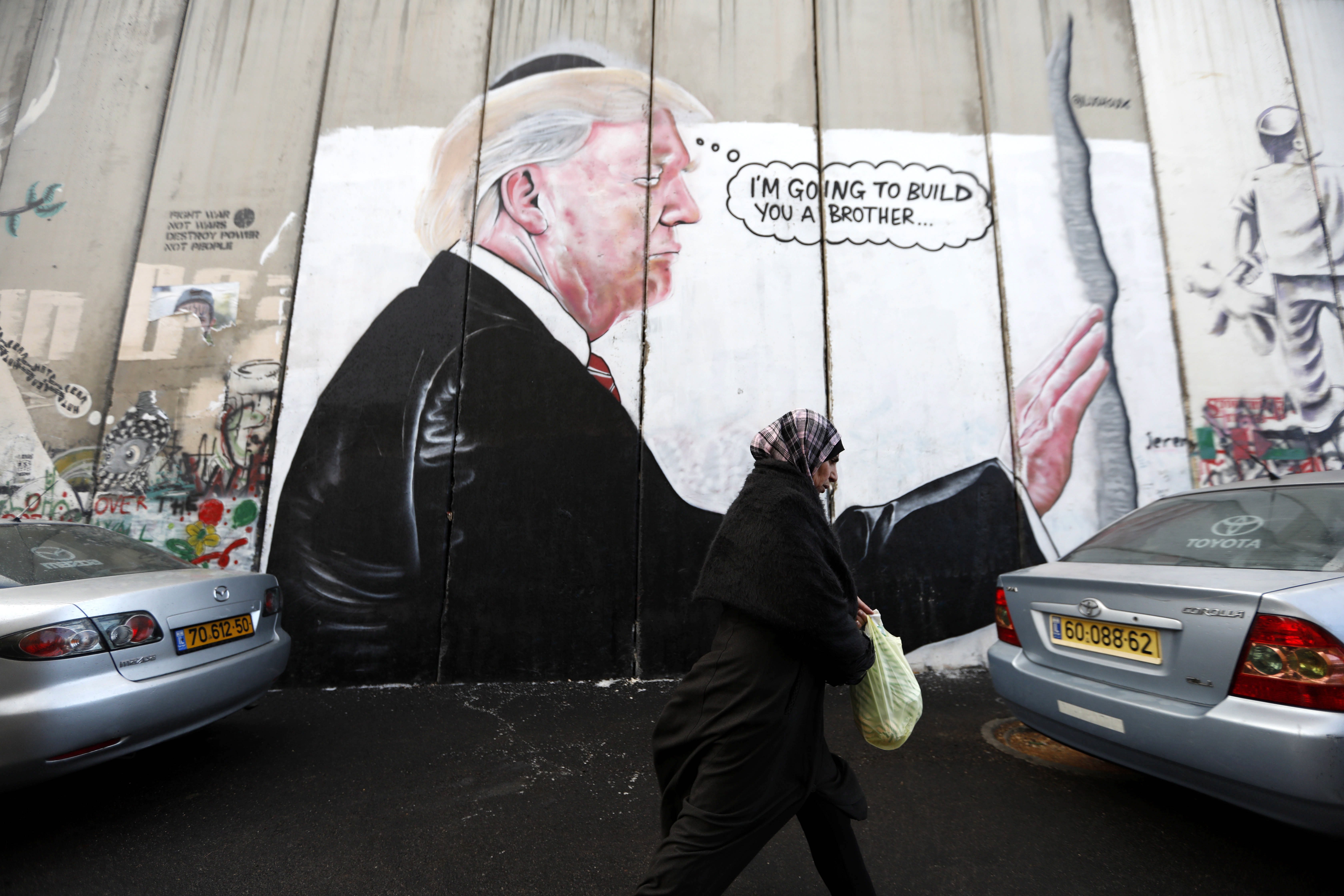Een muurschildering van de Amerikaanse president Trump in Bethlehem, aan de Palestijnse kant van de grensmuur die Israël en de Palestijnse gebieden van elkaar scheidt. Foto: EPA