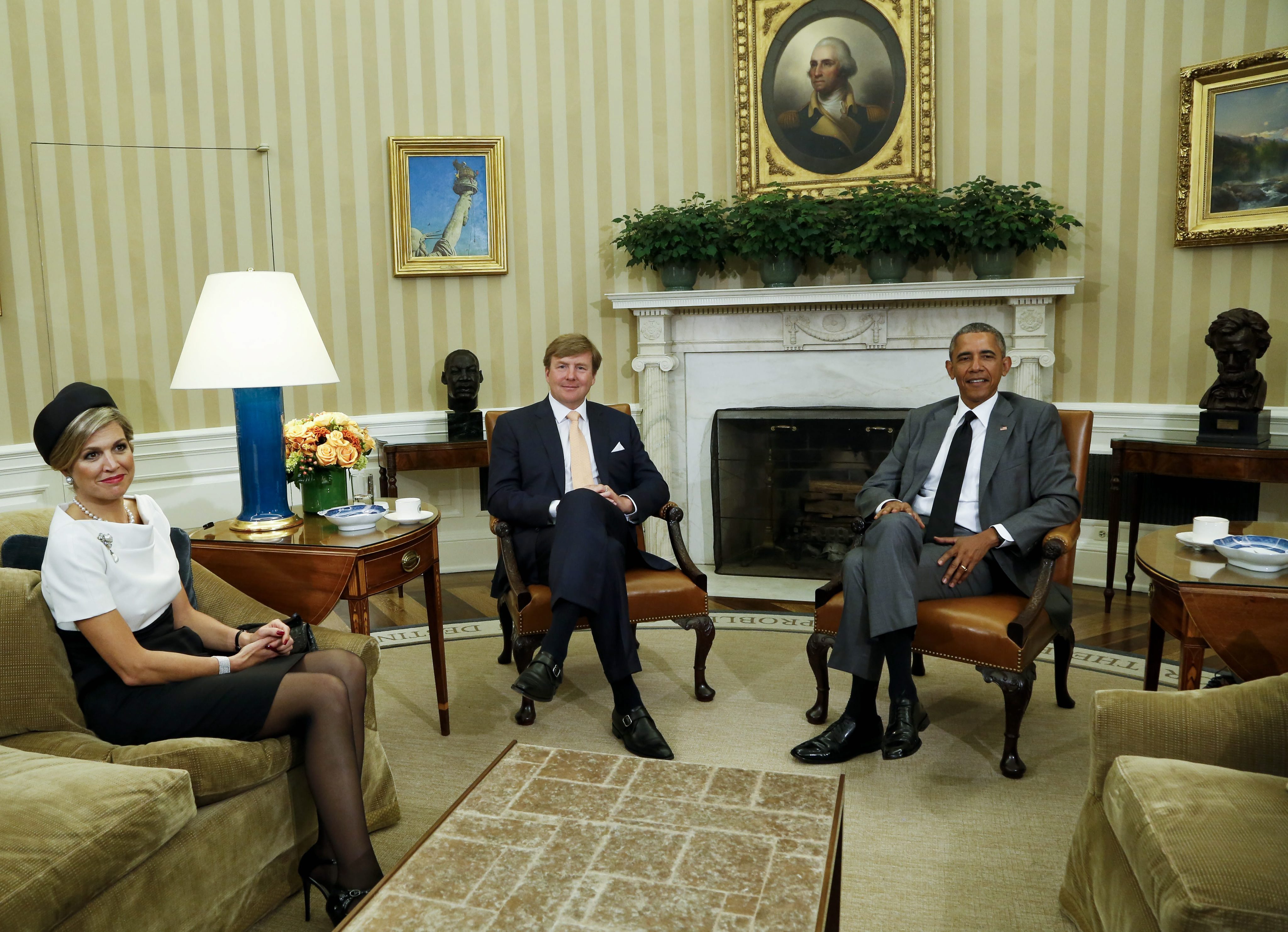2015-06-01 10:40:57 epa04779092 US President Barack Obama meets with the King, Willem-Alexander (C) and the Queen Maxima (L) of the Netherlands for a meeting in the Oval Office of the White House, in Washington, DC, USA, on 01 June 2015. EPA/AUDE GUERRUCCI / POOL