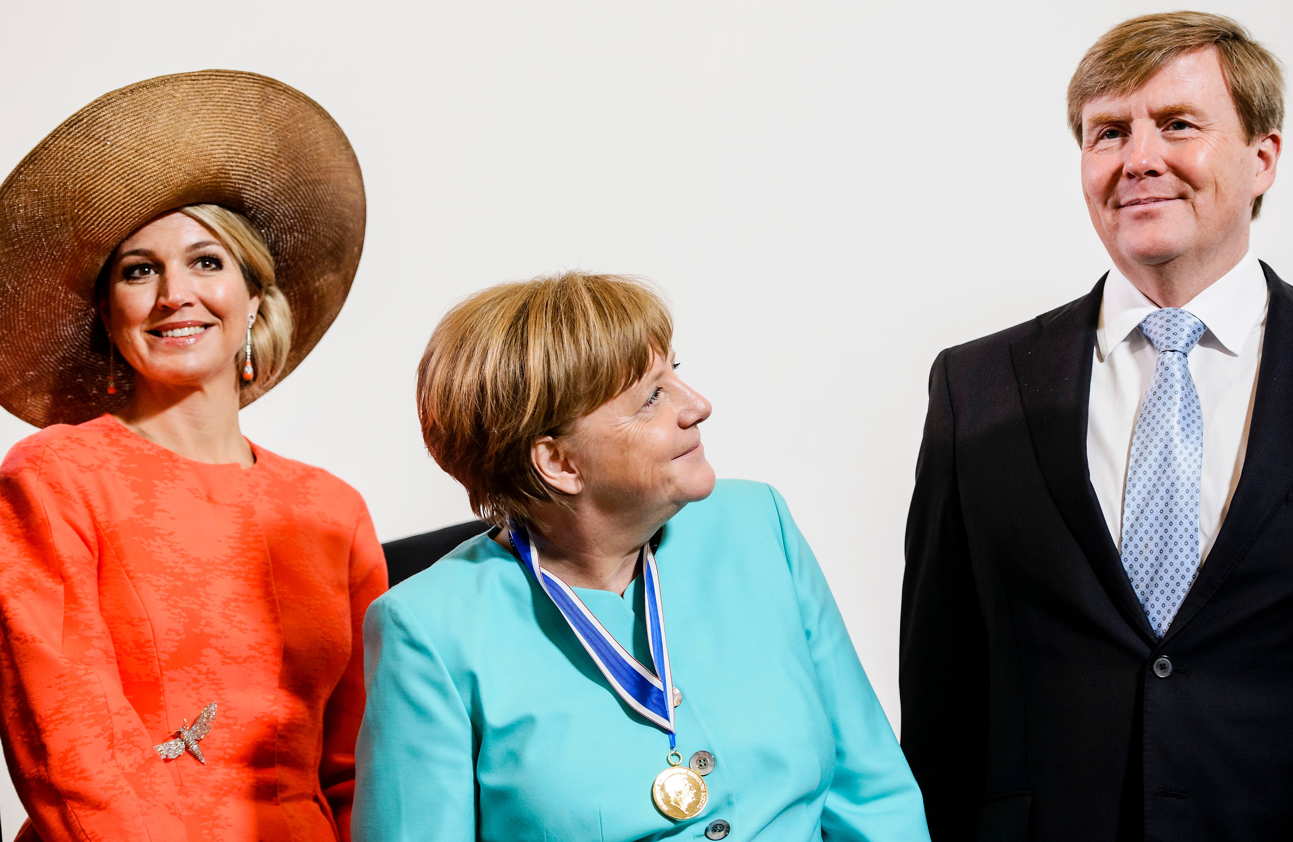 2016-04-21 12:16:20 MIDDELBURG - Angela Merkel poseert samen met Koningin Maxima en Koning Willem-Alexander voor een groepsfoto na afloop van de uitreiking van de Four Freedoms Awards 2016. ANP ROYAL IMAGES REMKO DE WAAL