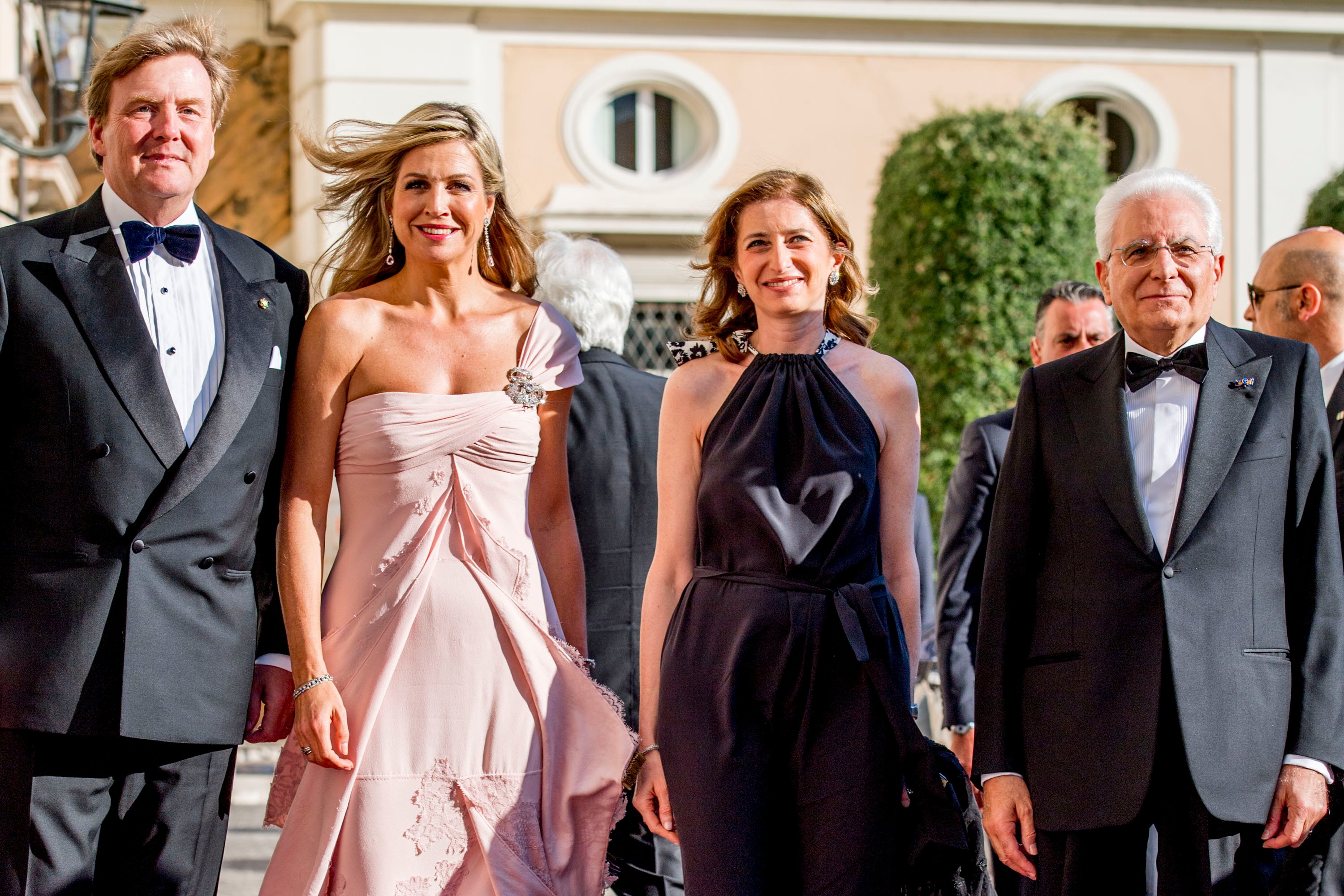 2017-06-21 00:00:00 ROME - Koning Willem-Alexander en koningin Maxima samen met president Sergio Mattarella en zijn vrouw Laura Mattarella tijdens de aankomst bij het Palazzo Colonna. ANP ROBIN UTRECHT **NETHERLANDS ONLY**