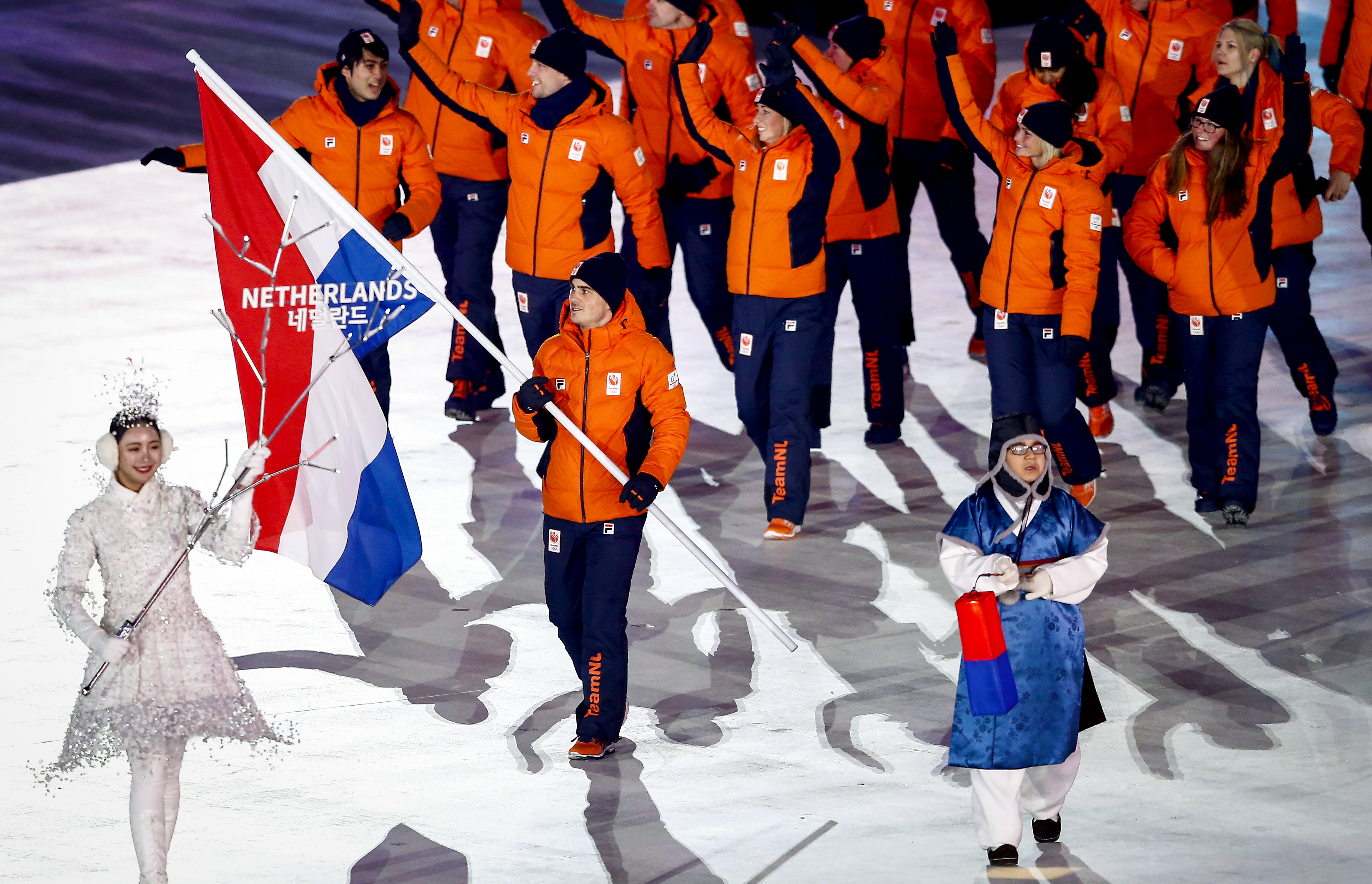 2018-02-09 12:27:33 PYEONGCHANG - Jan Smeekens draagt de Nederlandse vlag het Olympisch Stadion in tijdens de openingsceremonie van de Olympische Winterspelen van Pyeongchang. ANP VINCENT JANNINK