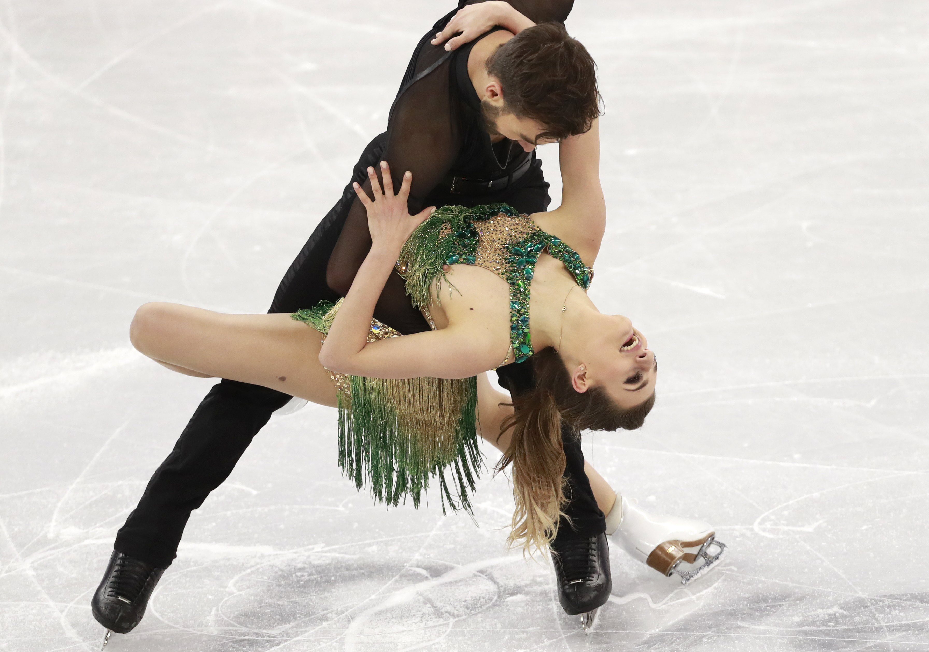 2018-02-18 08:53:13 epa06541804 Gabriella Papadakis and Guillaume Cizeron of France compete in the Ice Dance Short Dance of the Figure Skating competition at the Gangneung Ice Arena during the PyeongChang 2018 Olympic Games, South Korea, 19 February 2018. EPA/HOW HWEE YOUNG