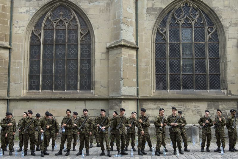 Zwitserse soldaten in Bern in afwachting van het staatsbezoek van de Belgische koning Filip. Foto: EPA