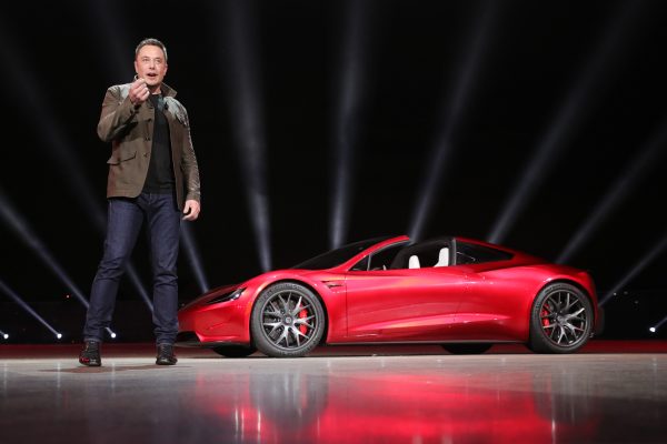 Elon Musk, baas van zowel Tesla als SpaceX toont zijn Tesla Roadster die een ruimtereis gaat maken. Foto: EPA