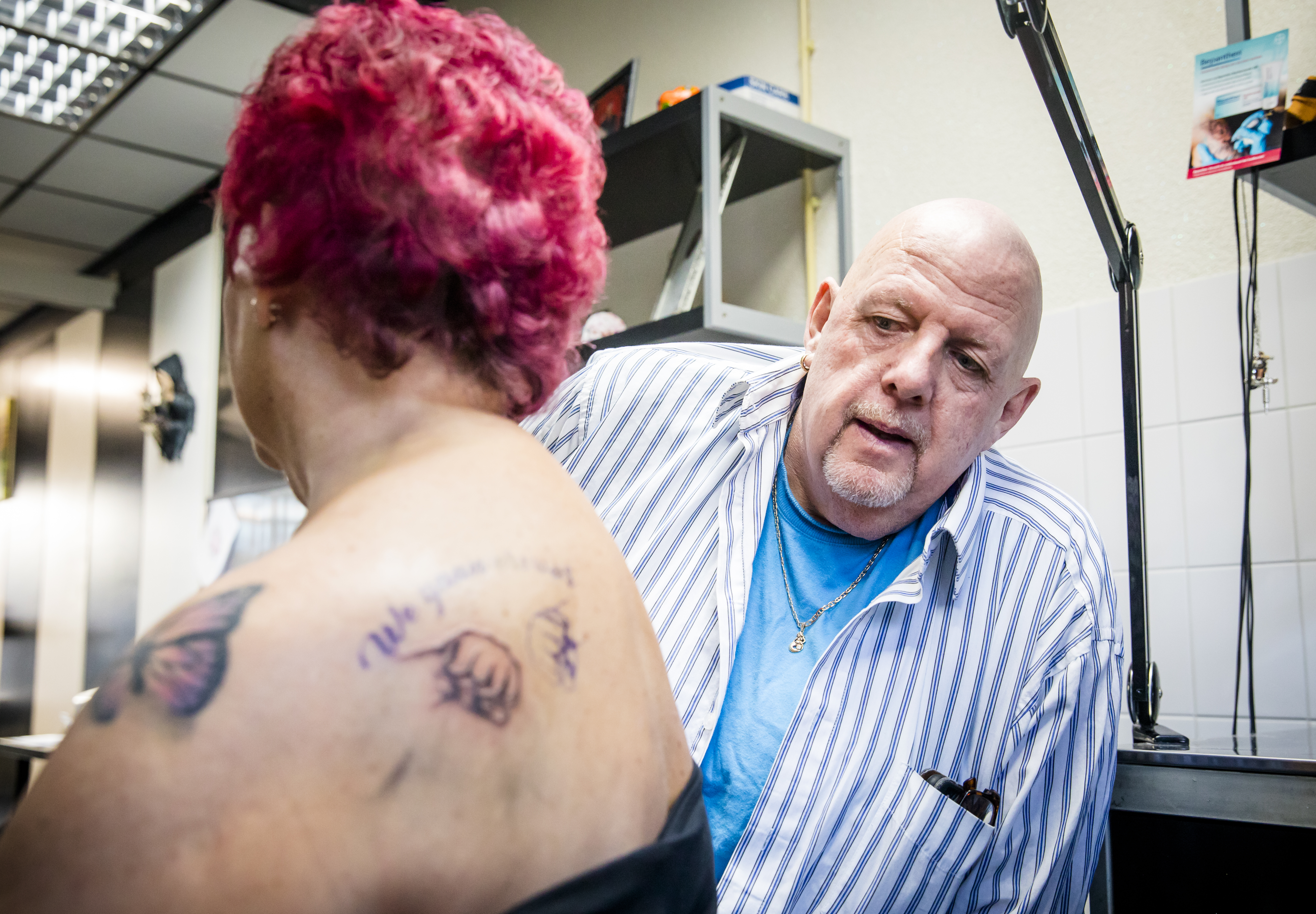 2018-02-01 15:32:43 DEN HAAG - Henk Bres en zijn vrouw Corry laten een tatoeage zetten. De nieuwe lijstduwer voor de PVV kreeg te horen dat Corry ernstig ziek was en nog maar enkele maanden te leven had. Maar de artsen bleken een verkeerde diagnose te hebben gesteld. ANP BART MAAT