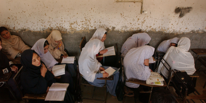 Afghan refugees attend school in Pakistan