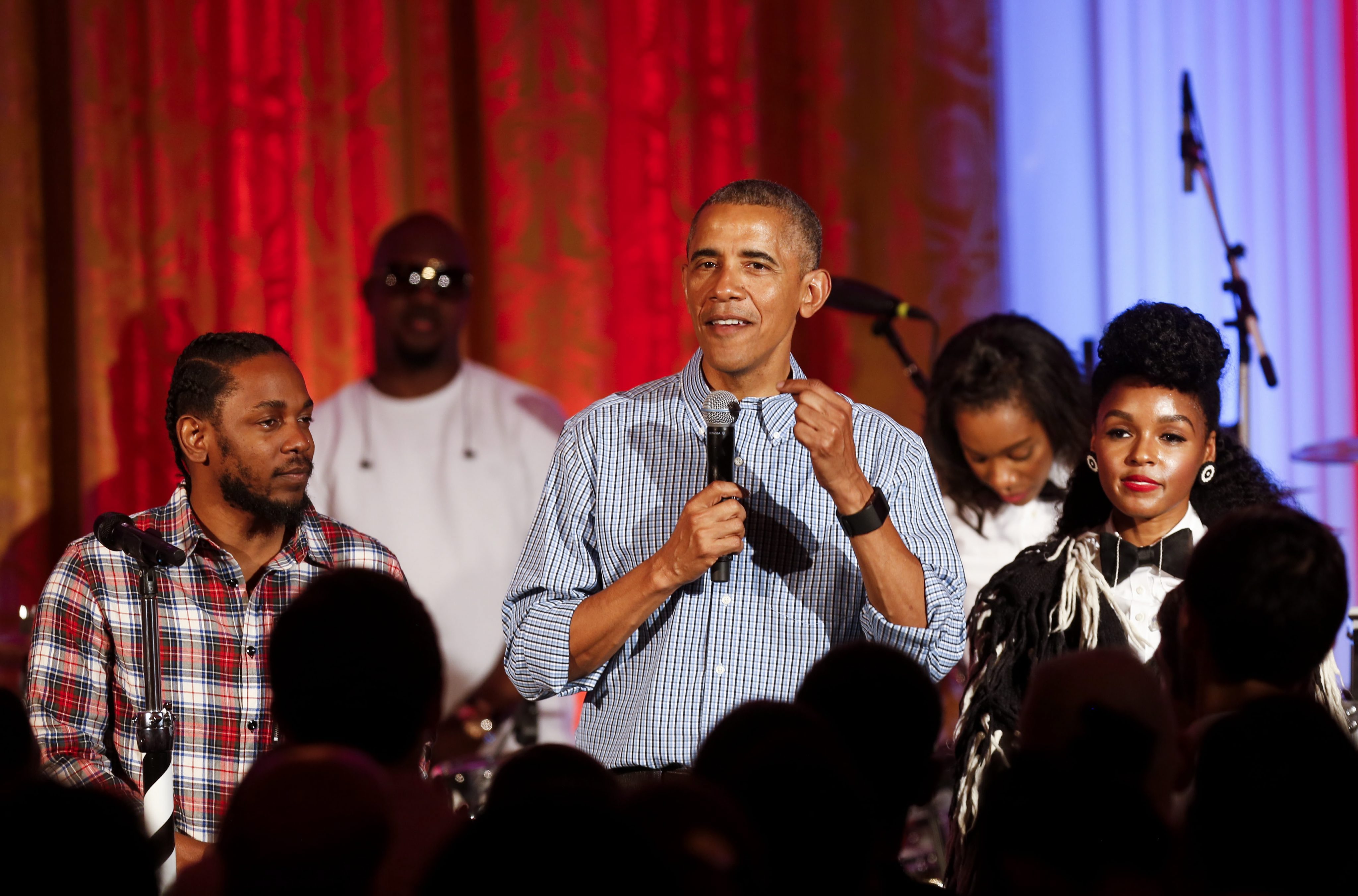 2016-07-04 19:00:40 epa05408052 US President Barack Obama (C) speaks while US singer Janelle Monae (R) and US singer Kendrick Lamar (L) listen during the Fourth of July White House party in the East room of the White House, Washington, DC, USA, 04 July 2016. Malia was born 18 years ago. Guests at the party included military families and staff and their families from throughout the administration. Because of the rain, the party was moved from the South Lawn to the East Room of the White House. EPA/AUDE GUERRUCCI/POOL